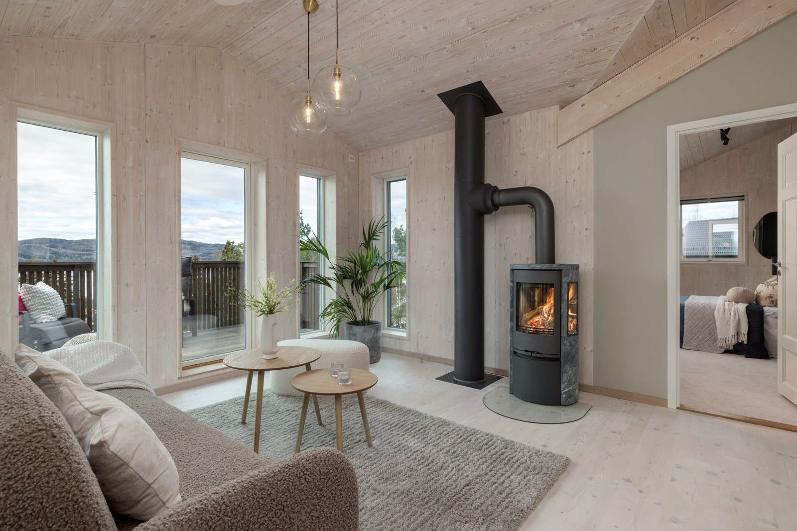 Loftstuen er lys og trivelig, og har - som stuen i første etasje - en vedovn som skaper ekstra hygge. Galleribilde