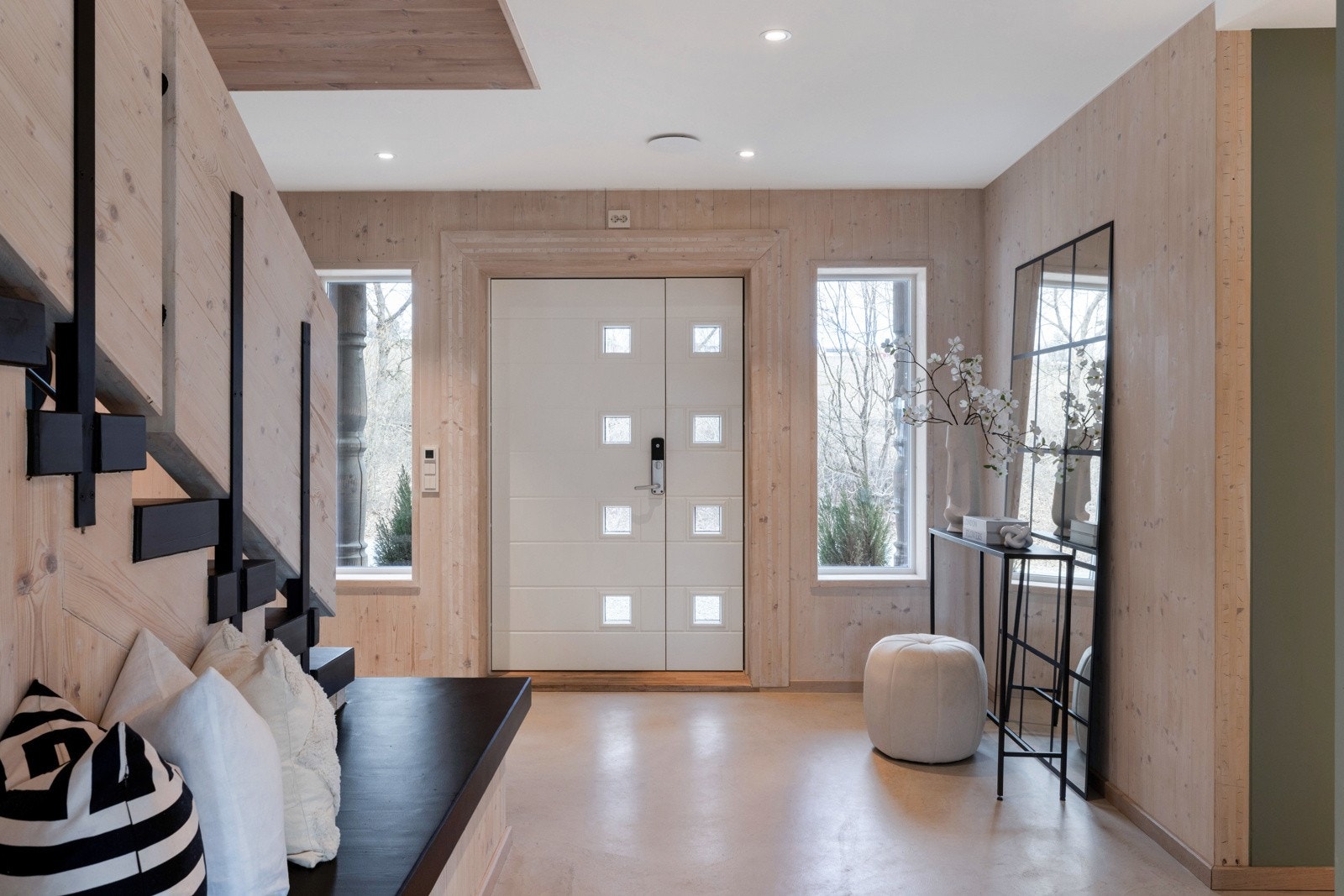 Adkomsten til boligen er i 1. etasje, hvor du møtes av en stilfull og innbydende entré som gir et godt førsteinntrykk av boligen. Galleribilde