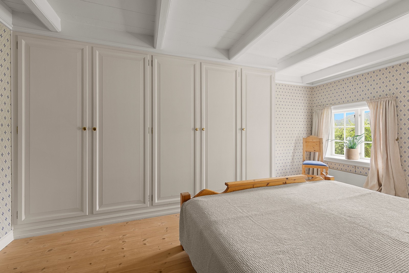 Soverom 2 med flott plassbygd garderobe Galleribilde