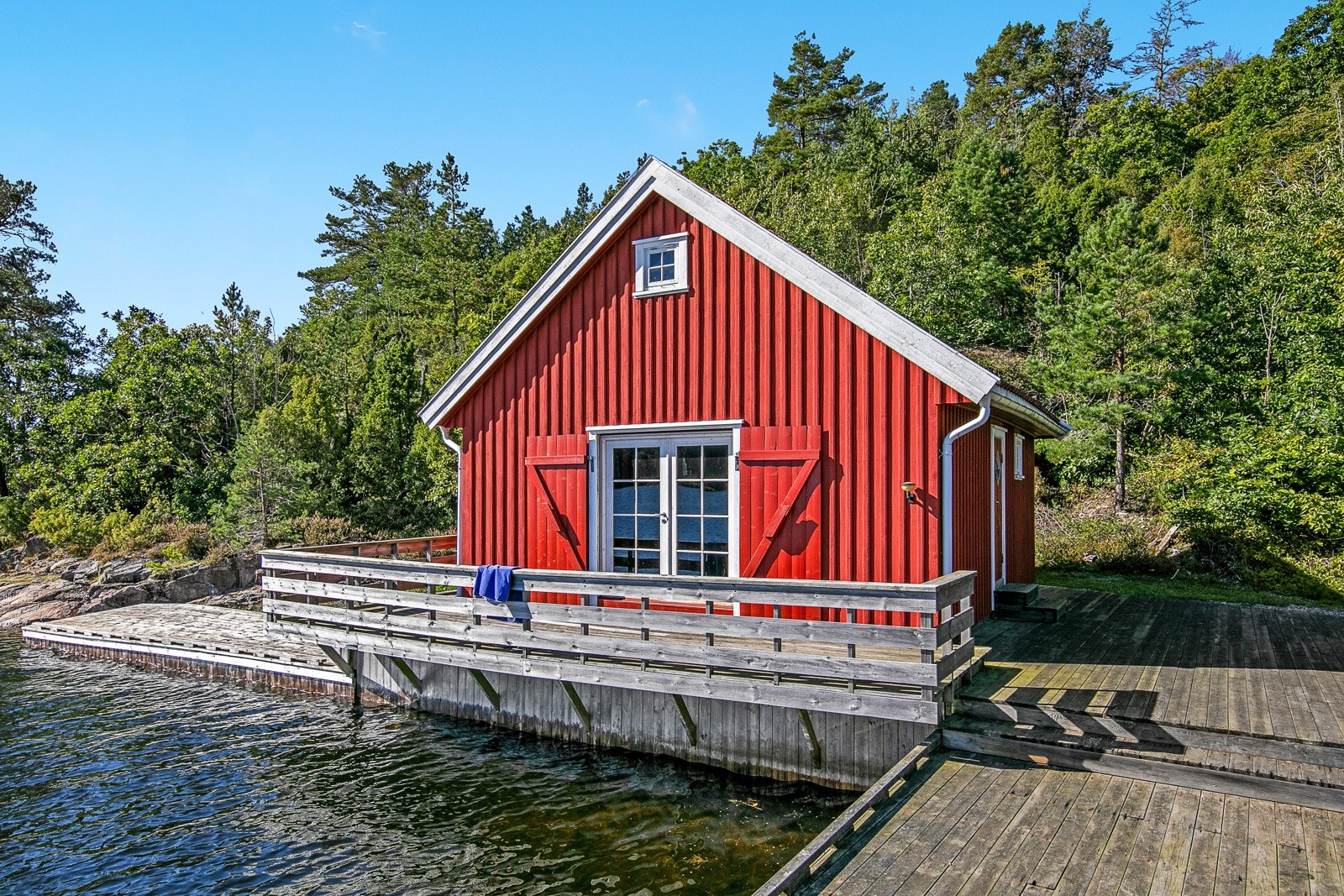 Sjøhus i vannkanten Galleribilde