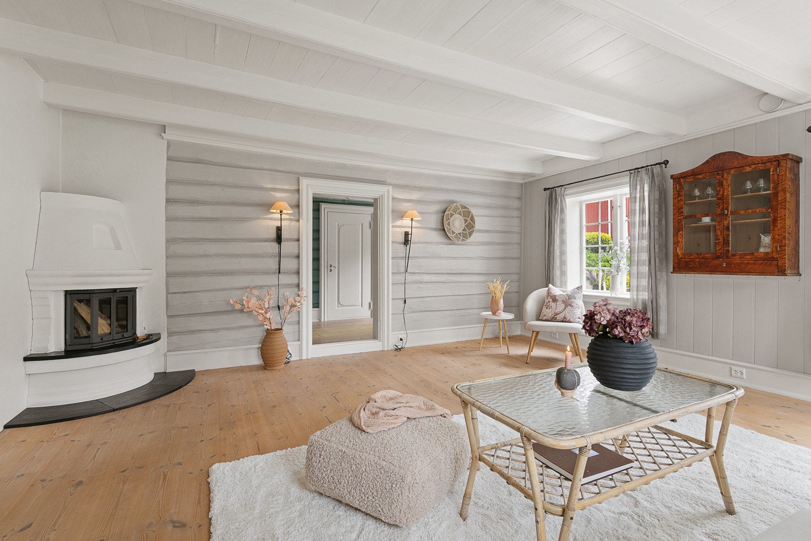 Det er også en flott peis for kjølige dager i stua Galleribilde