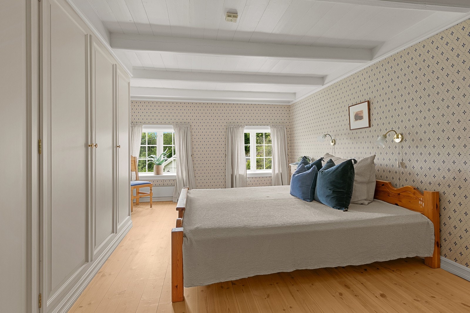 Soverom 2 er også av god størrelse og har en flott plassbygd garderobe Galleribilde