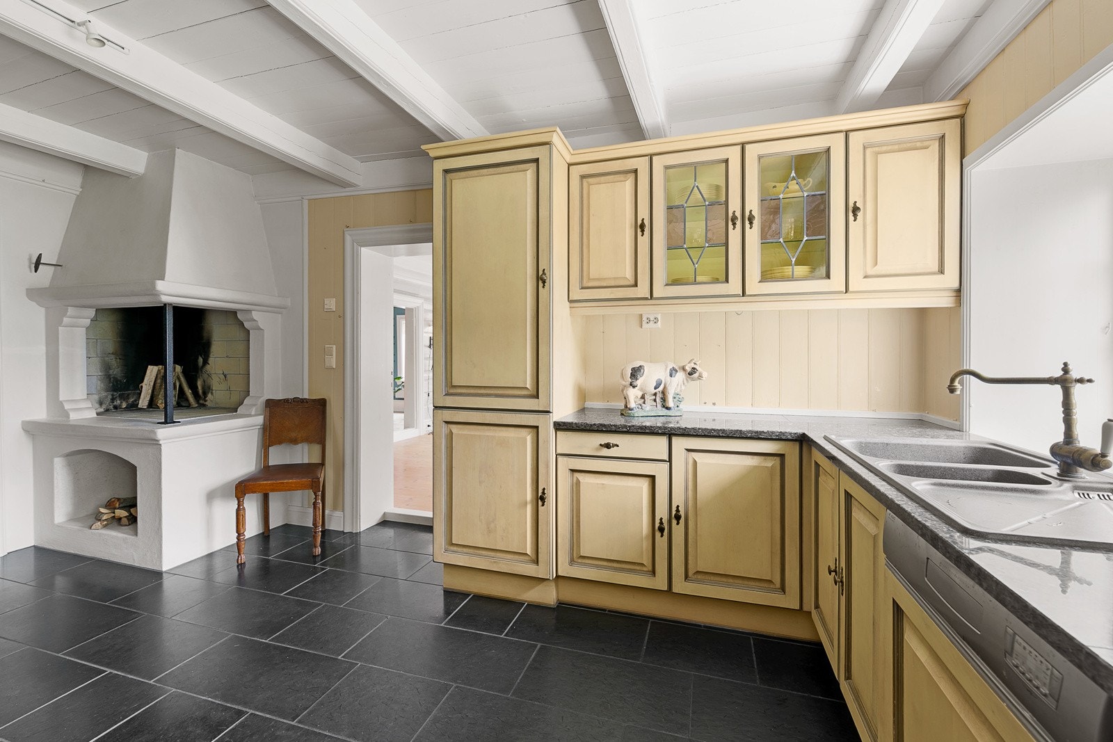 Hyggelig peis på kjøkkenet Galleribilde