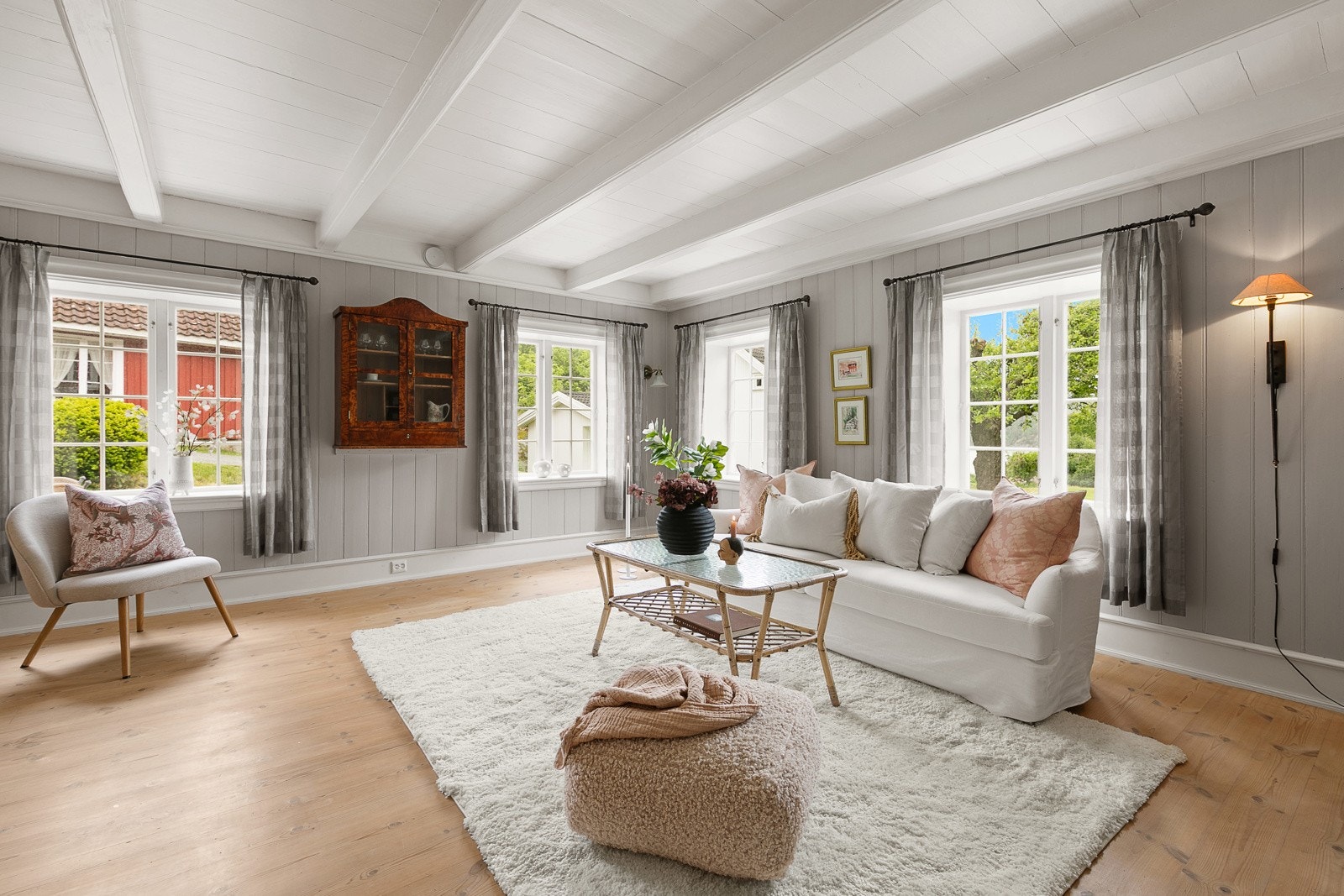 I stua har du god plass til møblering av både sofagruppe og spisestue Galleribilde