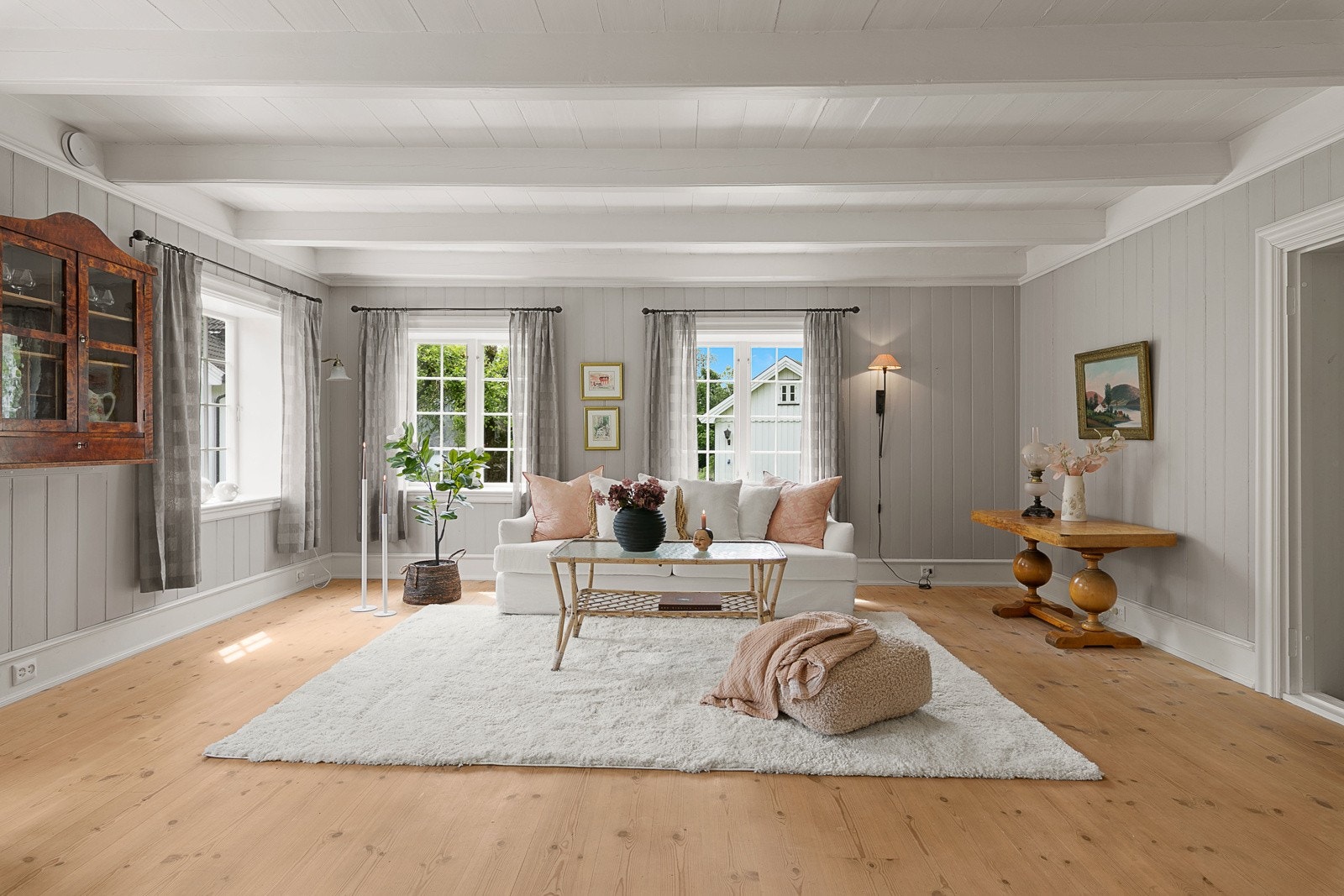 Lys og romslig stue i boligens 1. etasje Galleribilde