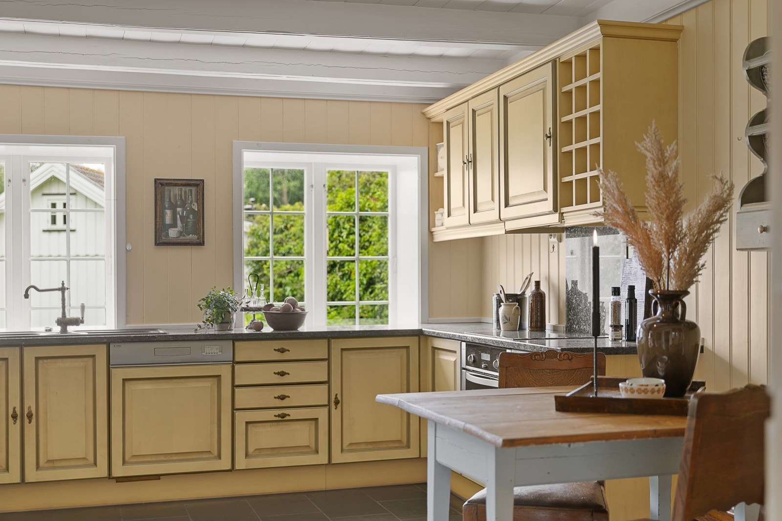 Solid innredning med fronter i heltre og benkeplate i Larvikitt Galleribilde