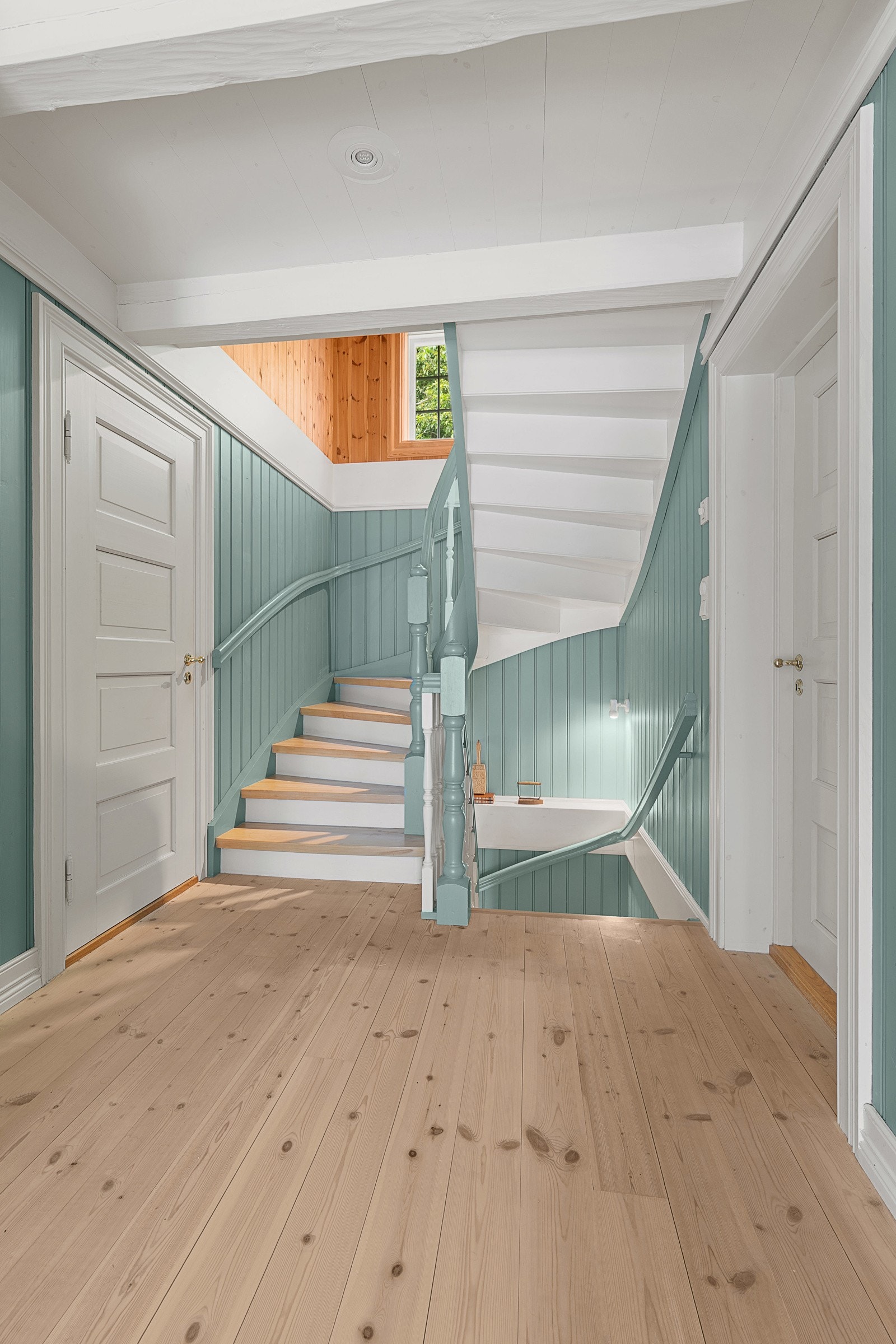 Trapp opp til loftsetasjen fra gangen i 2. etasje Galleribilde