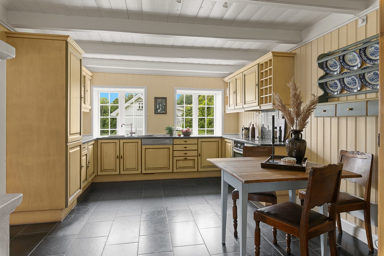 God plass i skuffer, skap og på benkeplaten Galleribilde