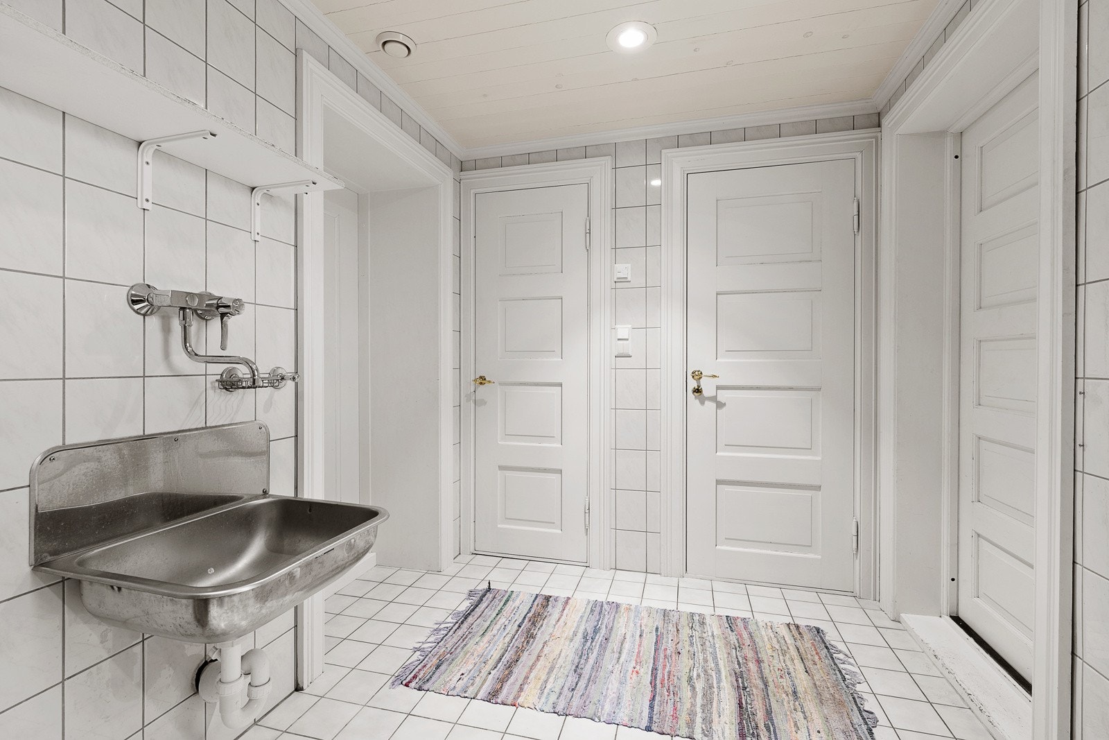 Vaskerommet har også dusjhjørne i tillegg til vaskekum og opplegg for vaskemaskin Galleribilde