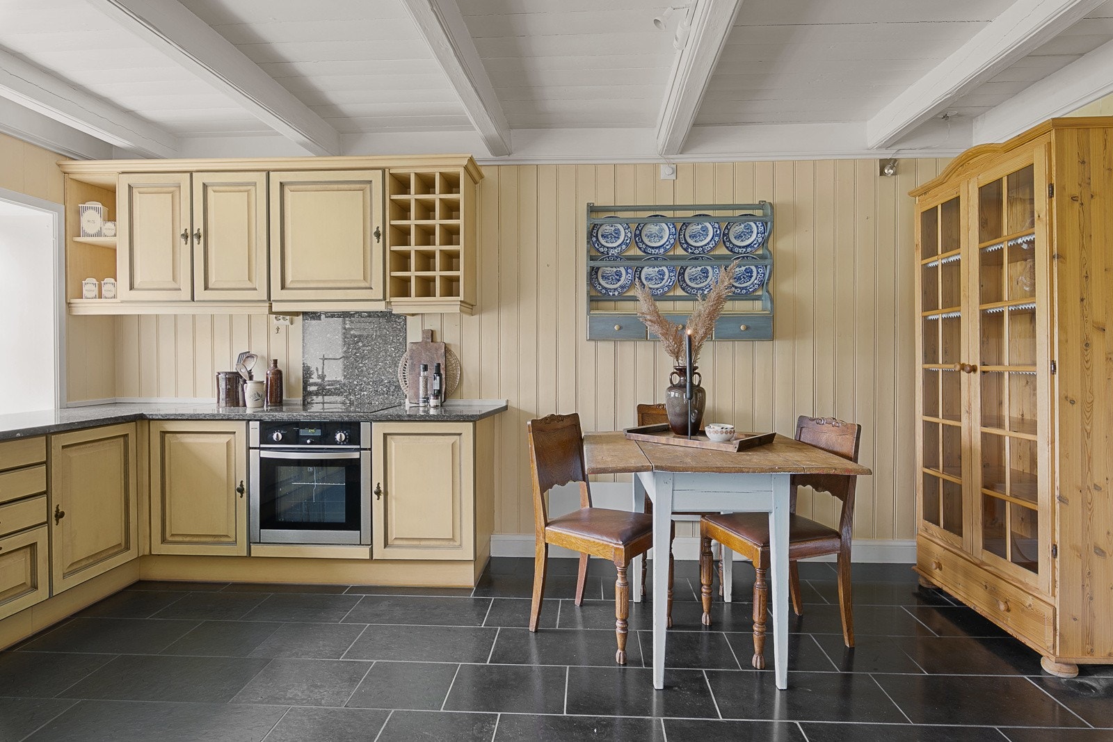 Kjøkken med spiseplass i boligens 1. etasje Galleribilde