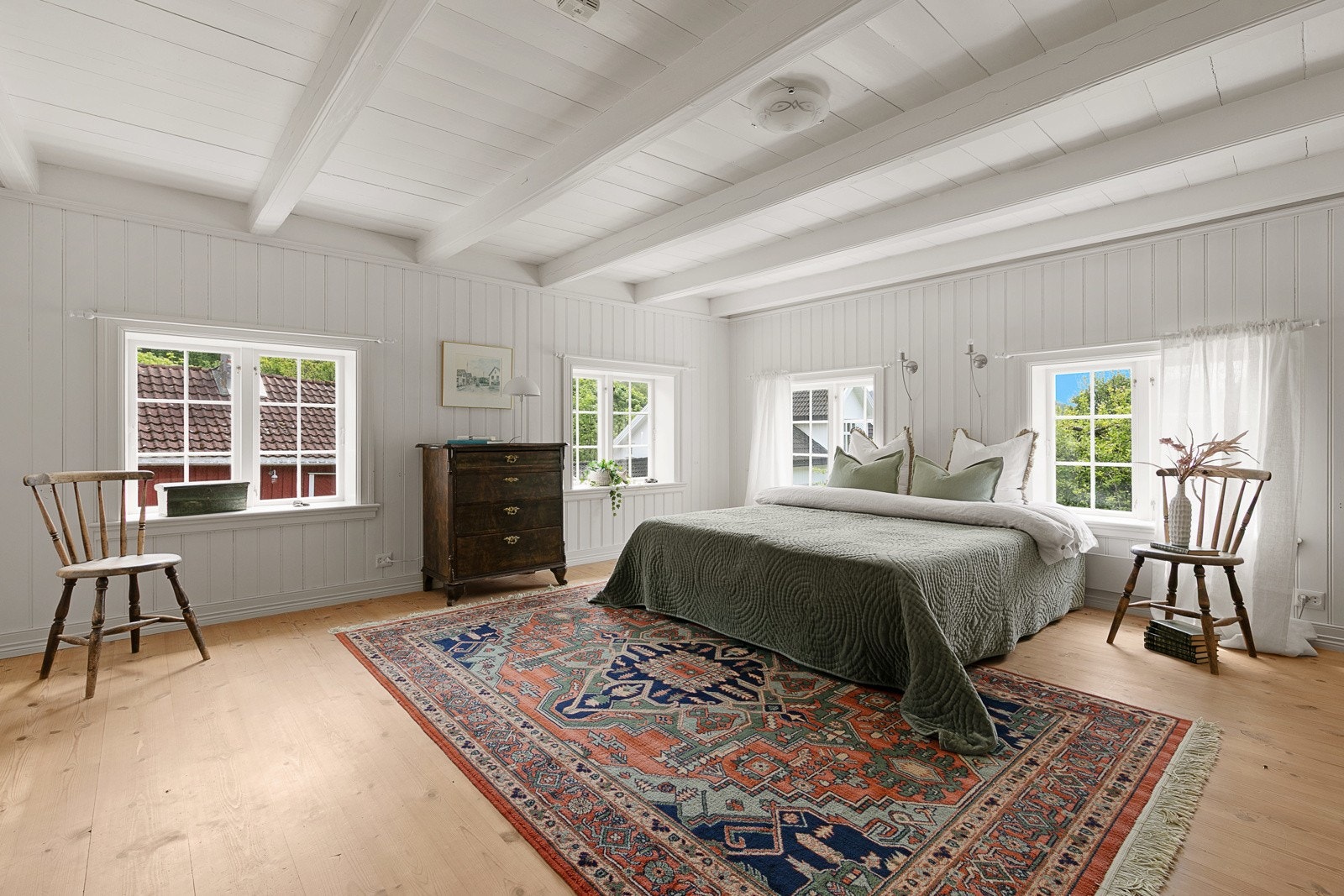 Stort soverom i 2. etasje med god plass til møblering Galleribilde