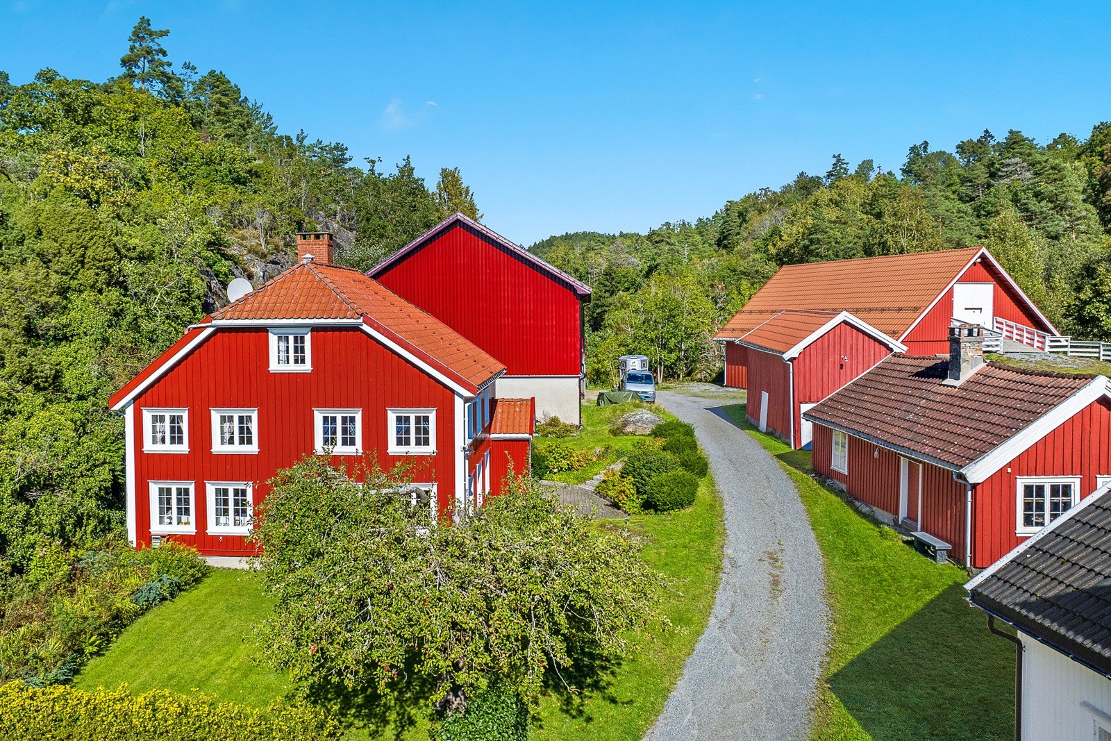 Hyggelig tun med flere bygg Galleribilde