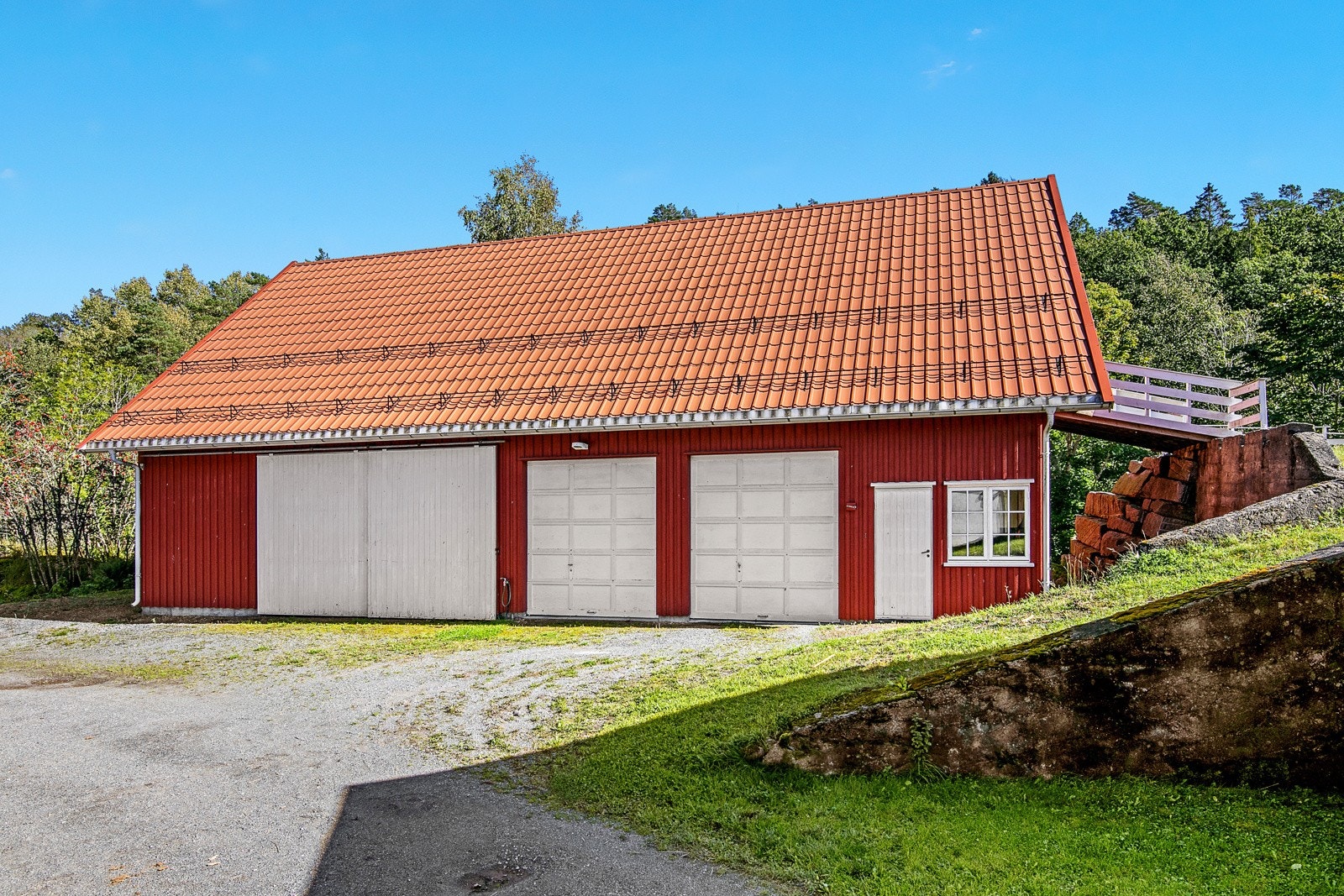 Stor driftsbygning med plass til flere biler og traktor Galleribilde