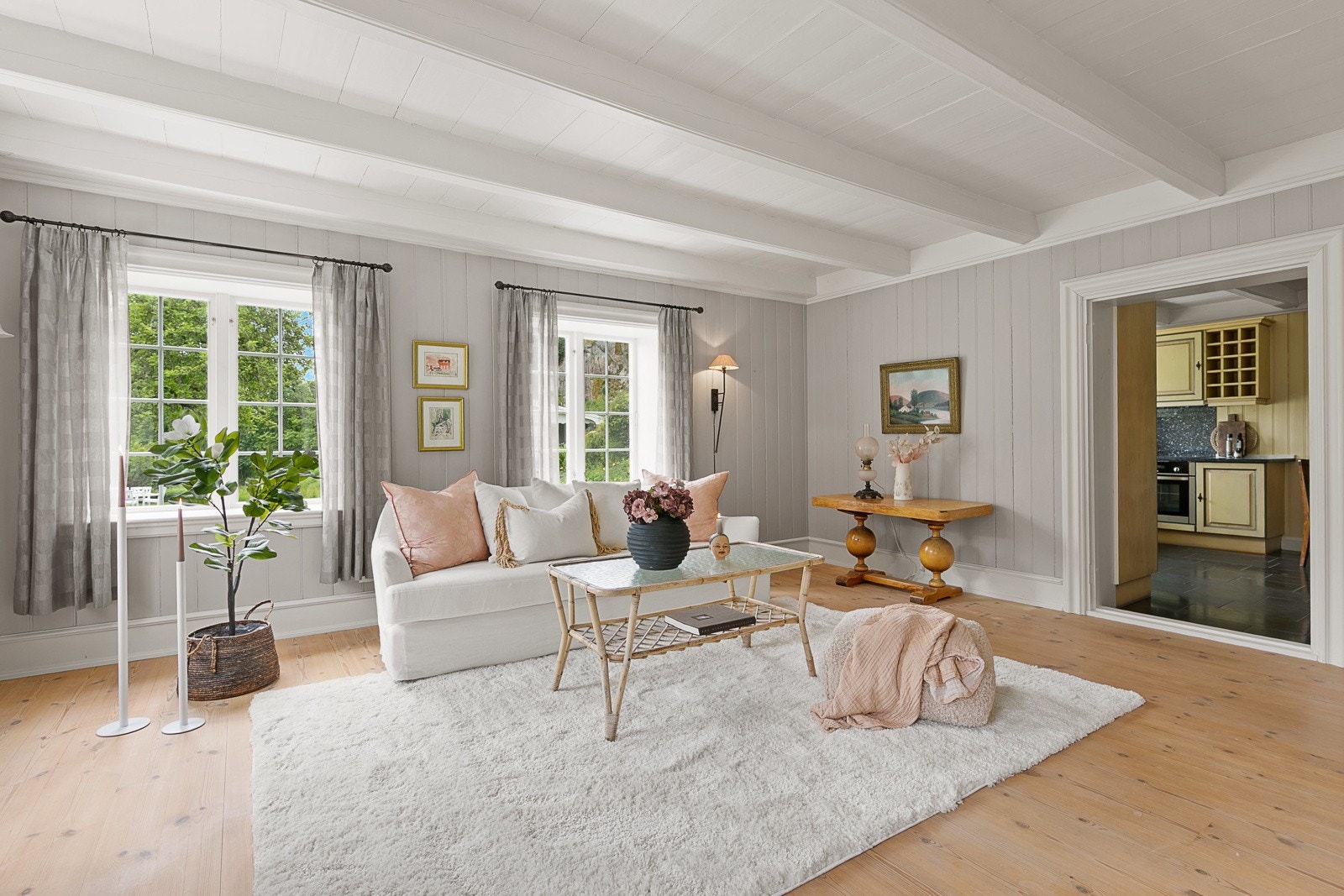 Fra stua er det inngang til kjøkkenet Galleribilde