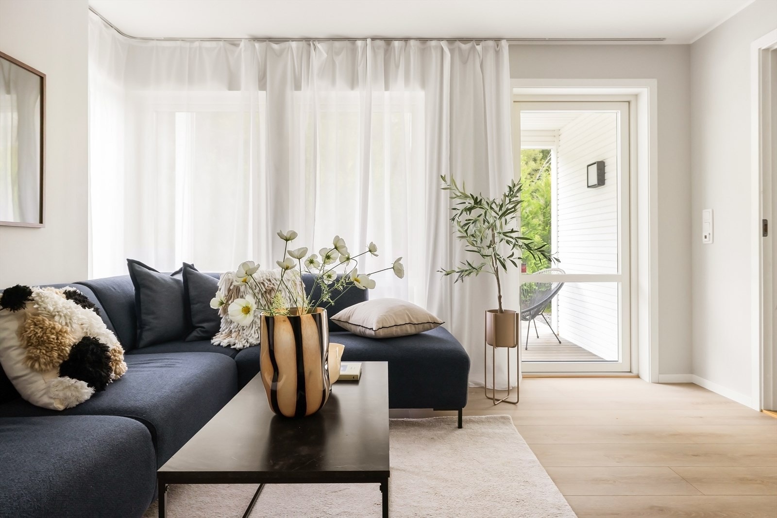 I tv stuen finner du utgang til hagen og en flott stor terrasse Galleribilde