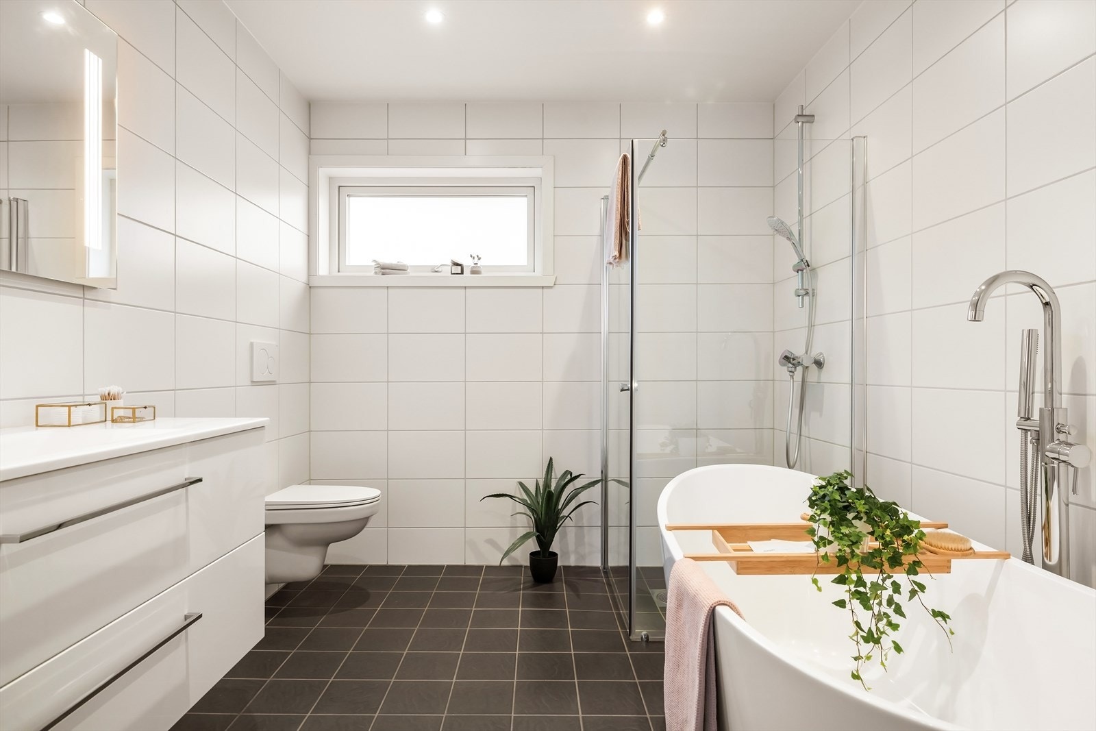 Badet som ligger i hovedetasjen Galleribilde