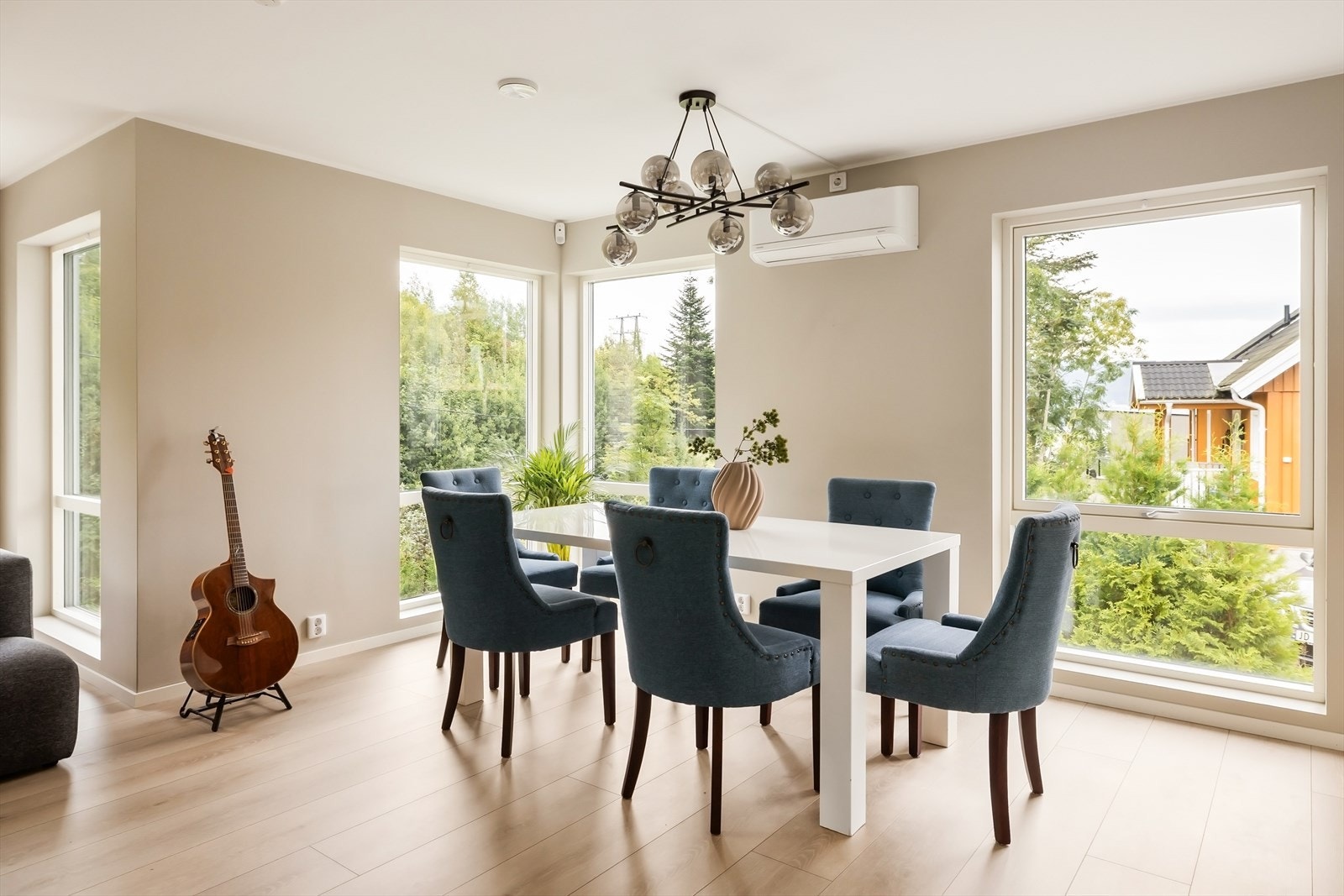 Stor og lys stue med åpen kjøkken løsning som gir god plass til spisestue Galleribilde