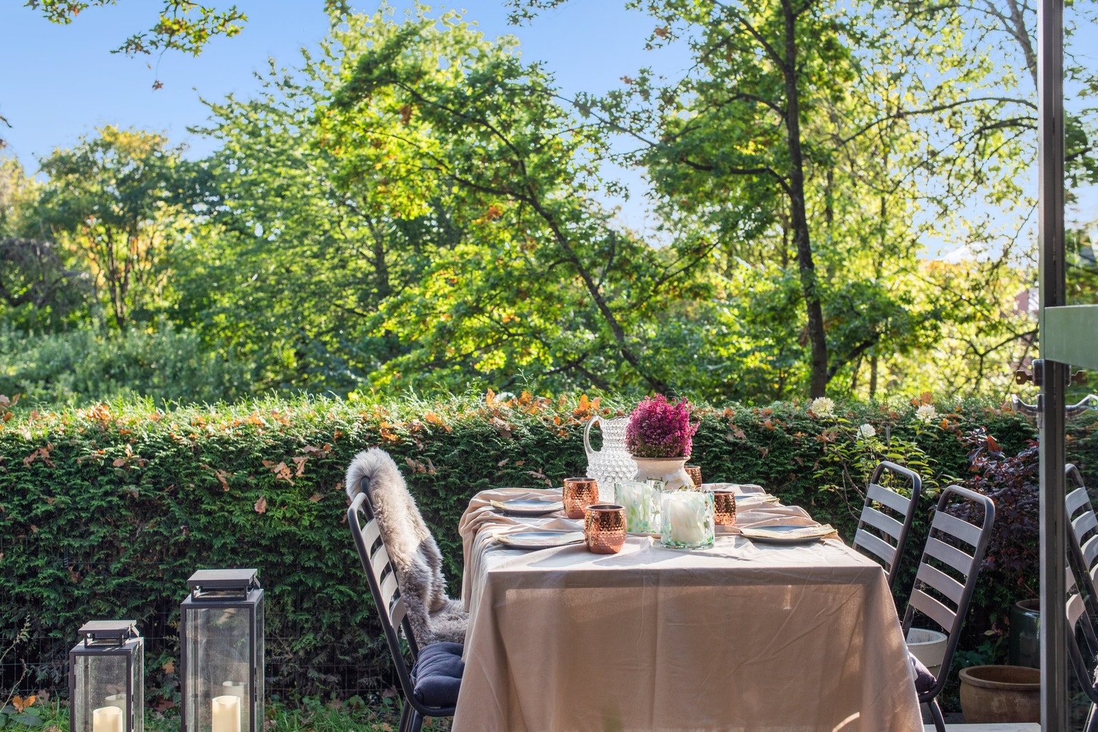 Leiligheten byr på flotte kvaliteter som bl.a markterrasse med gode solforhold, garasjeplass og overflateoppusset baderom fra 2024 Galleribilde