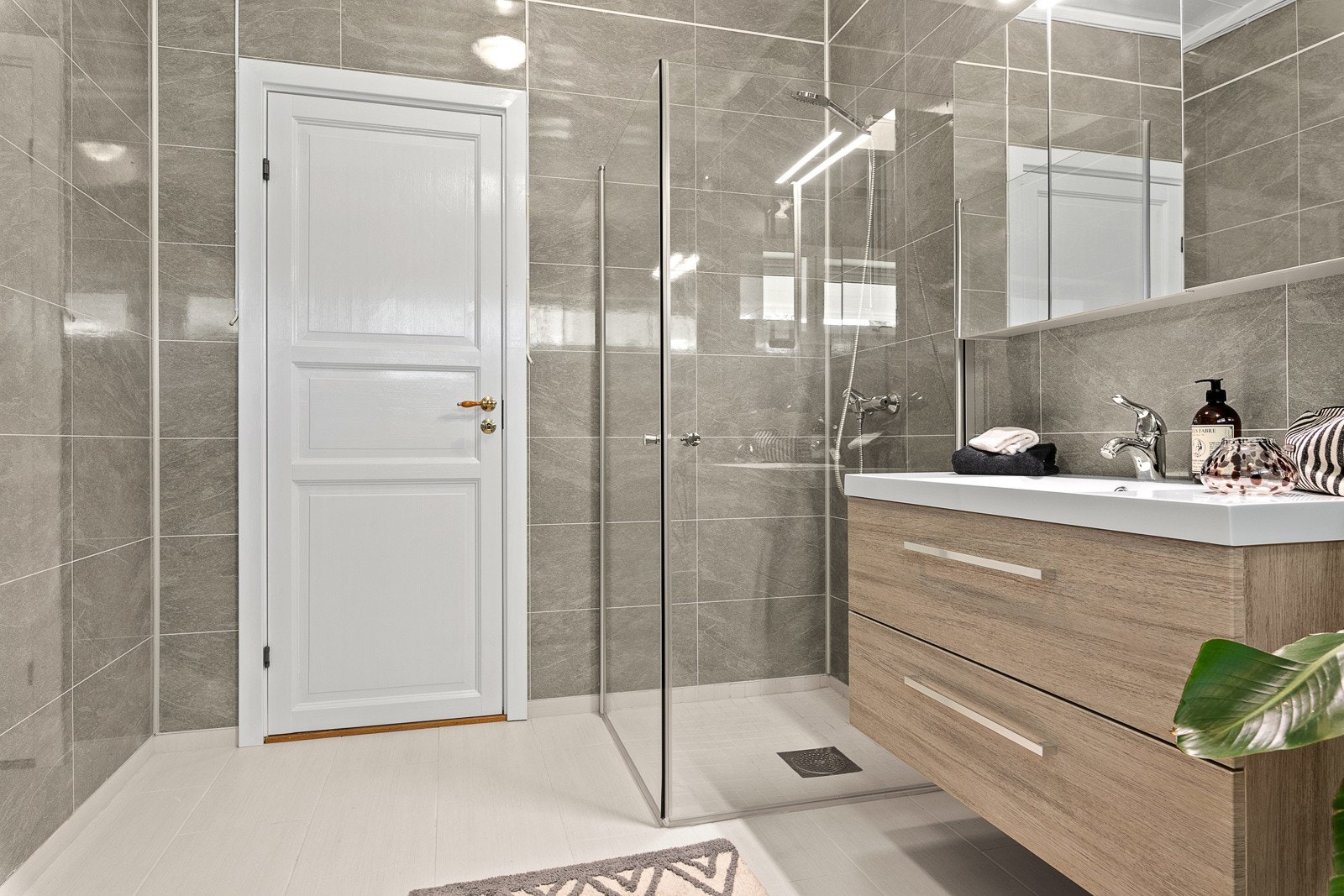 På badet er det dusjnisje, servant og toalett Galleribilde