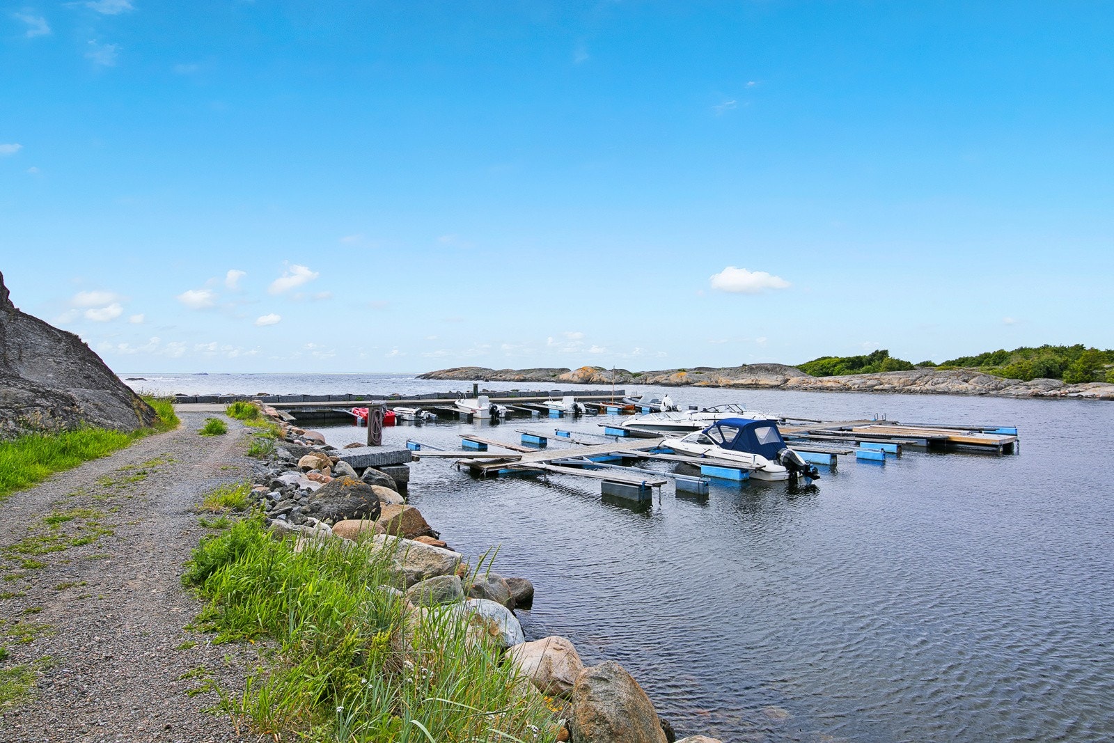 Kjøper får mulighet til å leie båtplass (opp til ca 20 fot) - brygga ligger like på nedsiden av hytta Galleribilde