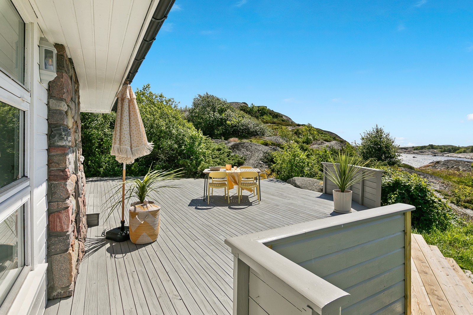 Terrassen er har gode solforhold og plass til ønsket møblement Galleribilde