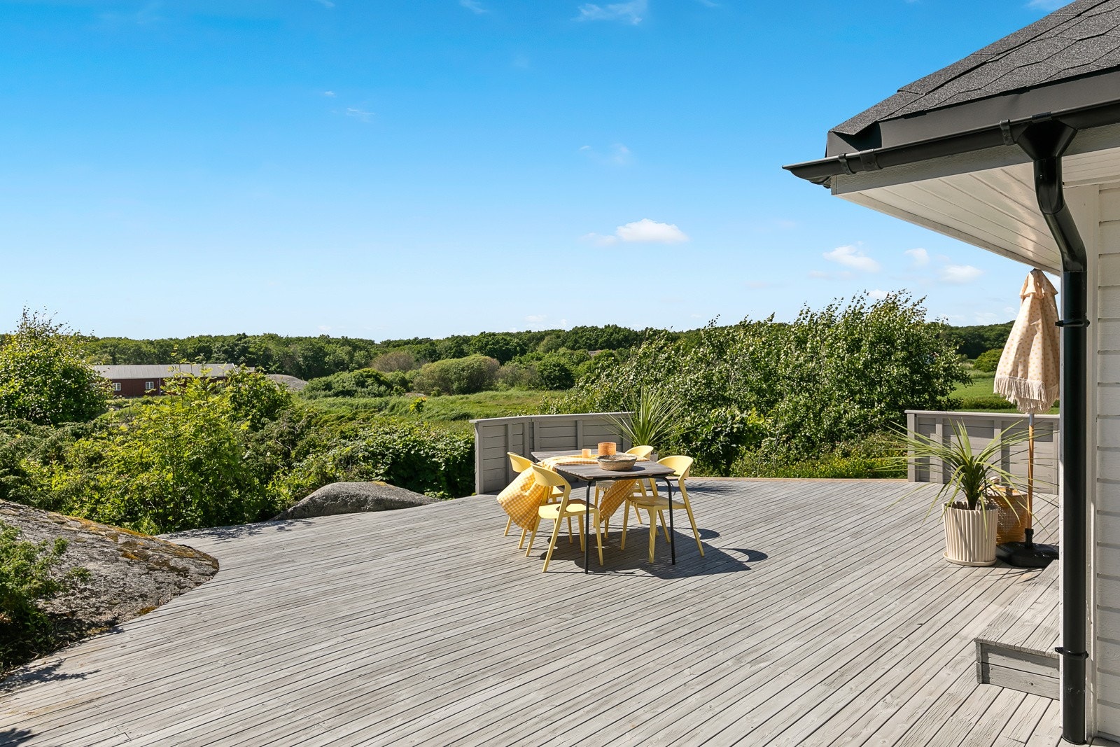 Hytta ligger usjenert til med flotte grønt områder rundt Galleribilde