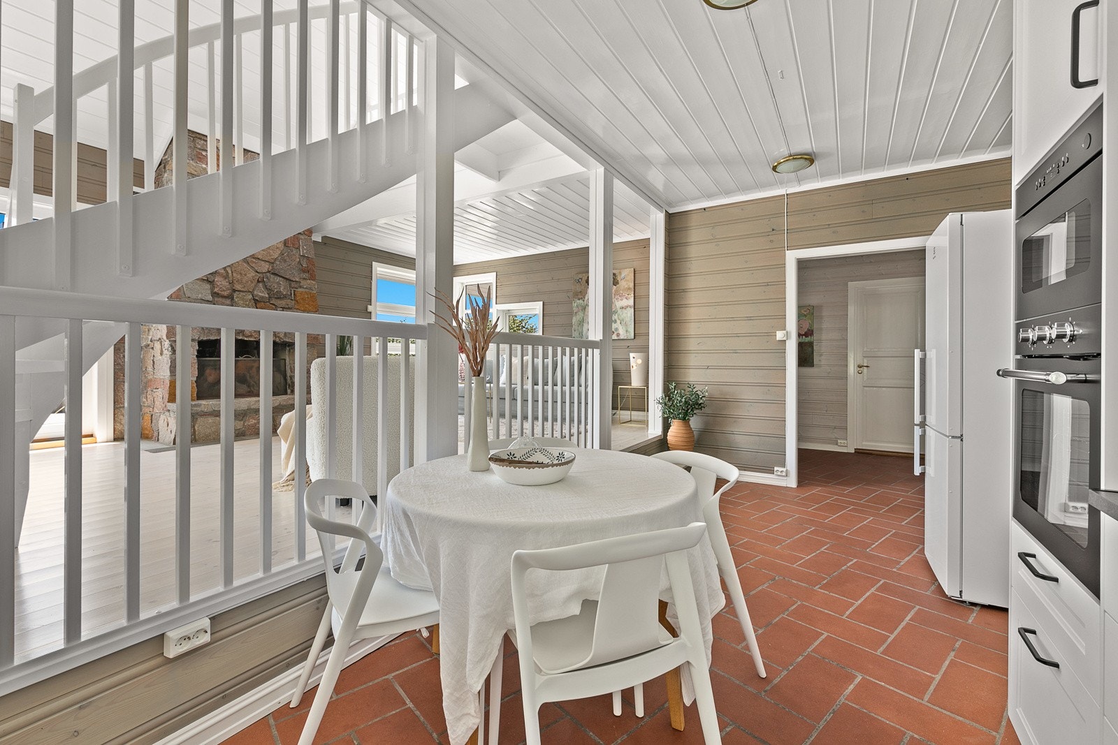 På kjøkkenet er det plass til et spisebord Galleribilde