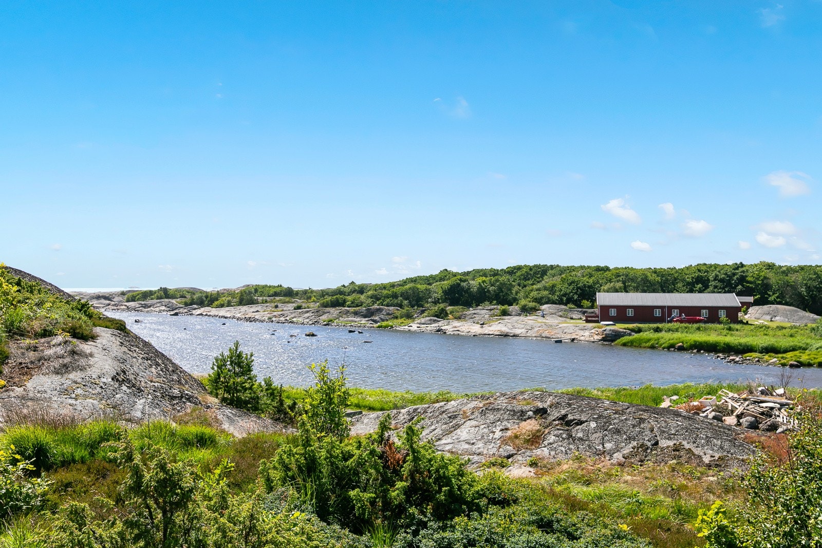 Hytta har en flott beliggenhet i umiddelbar nærhet til sjøen Galleribilde
