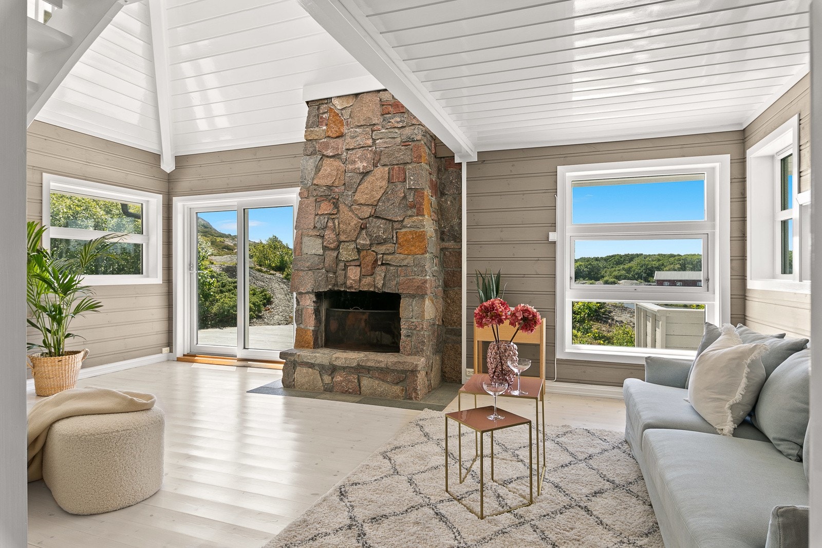 Stuen er malt i en lys fargepalett Galleribilde