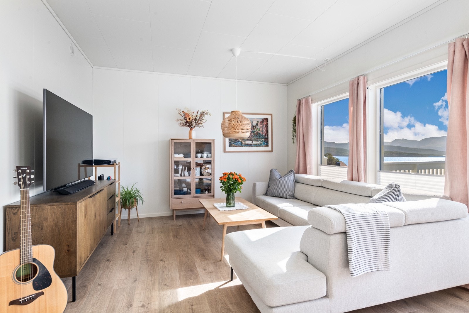 Det er god plass på stuen til stor sofa om ønskelig. Galleribilde