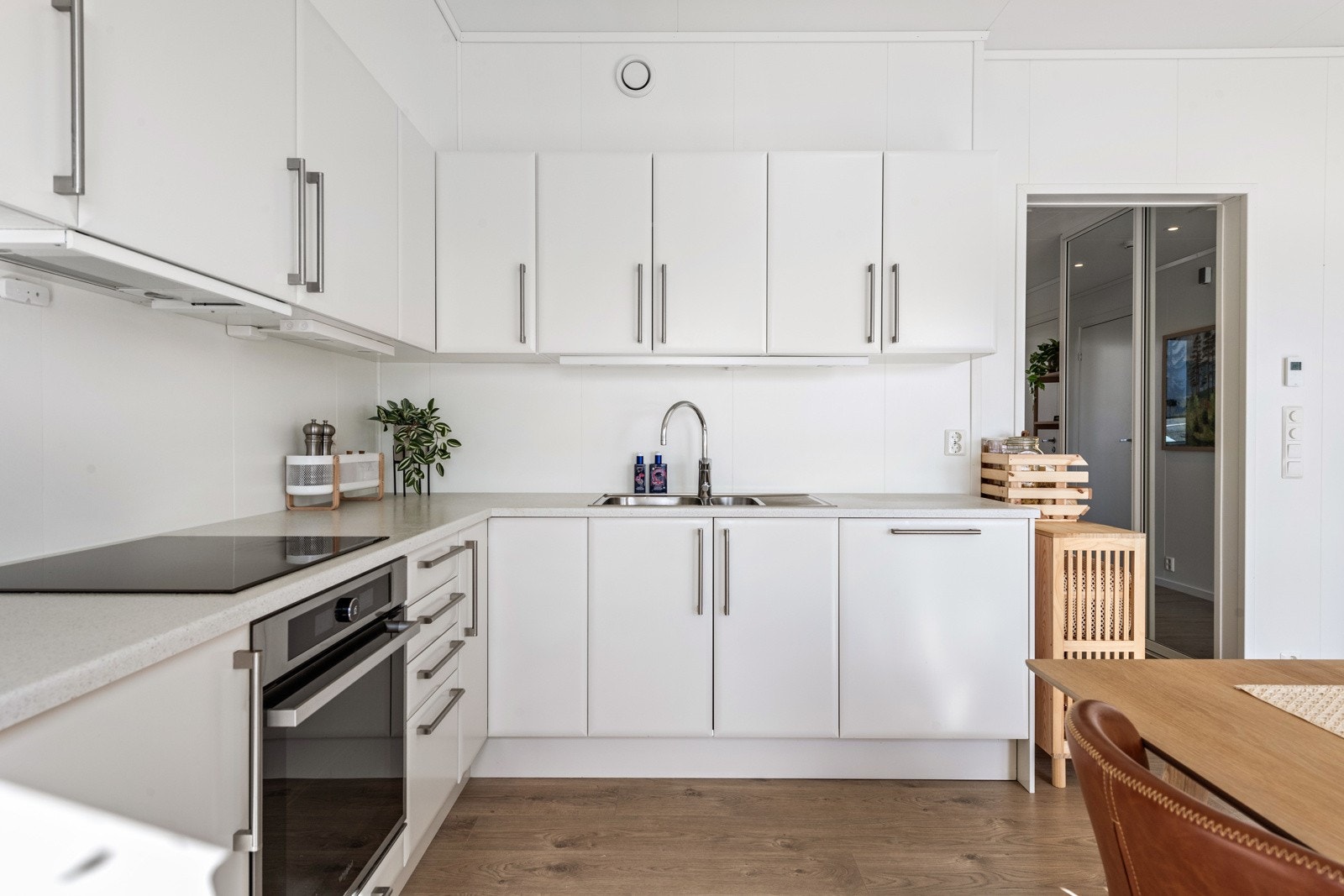 Kjøkkenet har integrerte hvitevarer som medfølger. Galleribilde