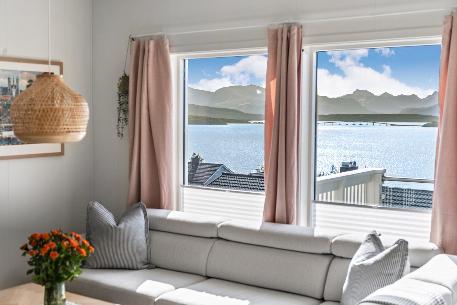 Stuen har store vindusflater mot sør som gir godt med naturlig lysinnslipp. Galleribilde