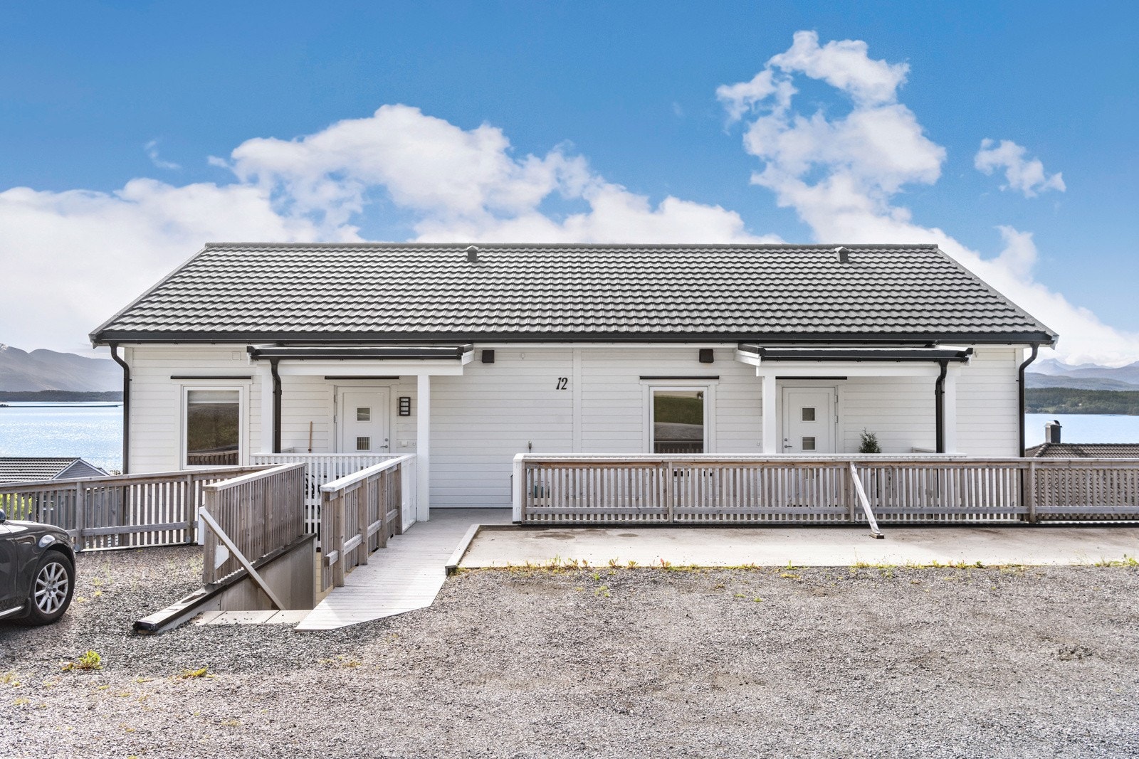 Leiligheten ligger til høyre i bilde og har direkte, trappefri adkomst. Galleribilde