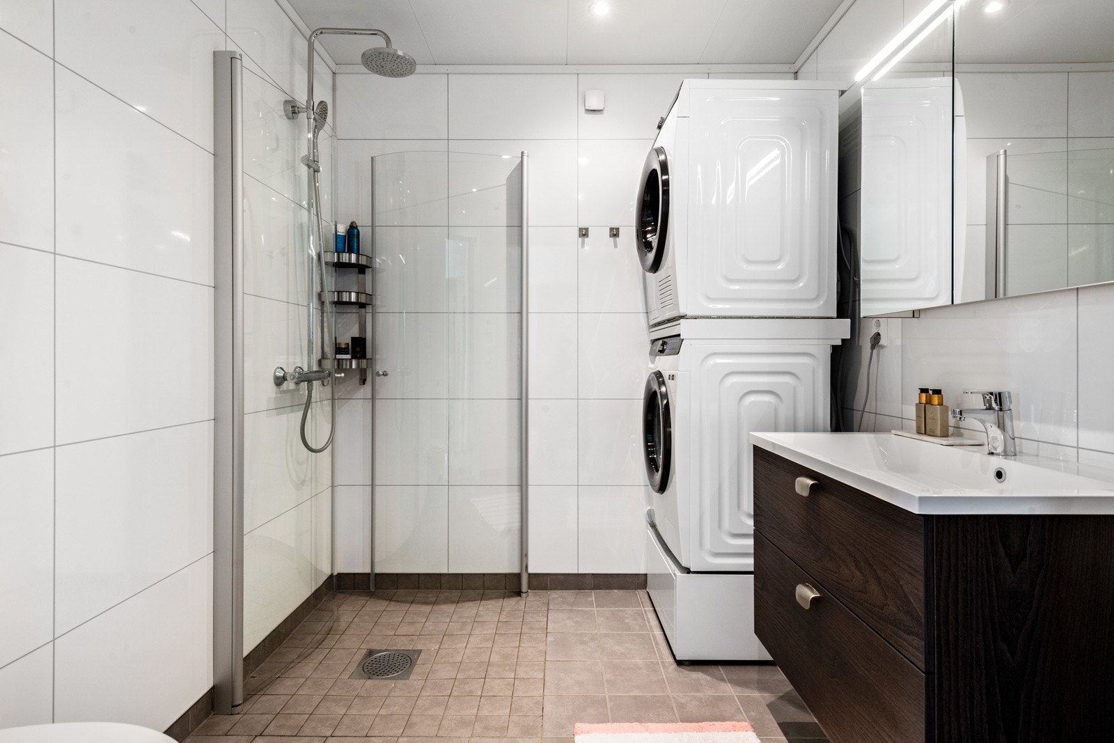 Romslig bad med opplegg til vaskemaskin. Galleribilde