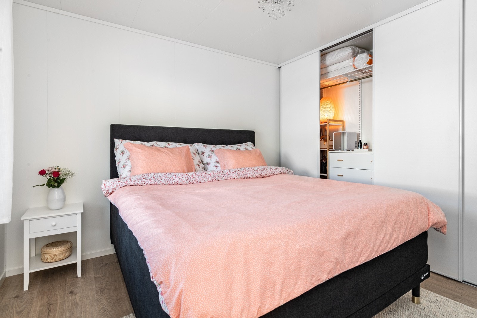 Soverommet har svært praktisk garderobeløsninger. Galleribilde