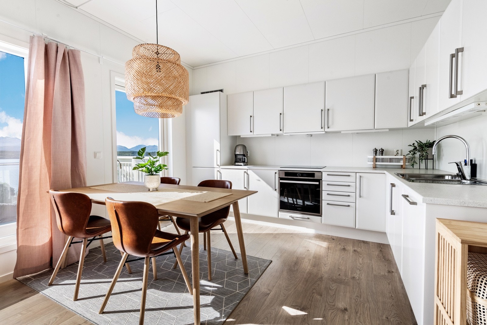 Kjøkkeninnredningen er fra Sigdal og har rikelig med skap- og benkeplass. Galleribilde