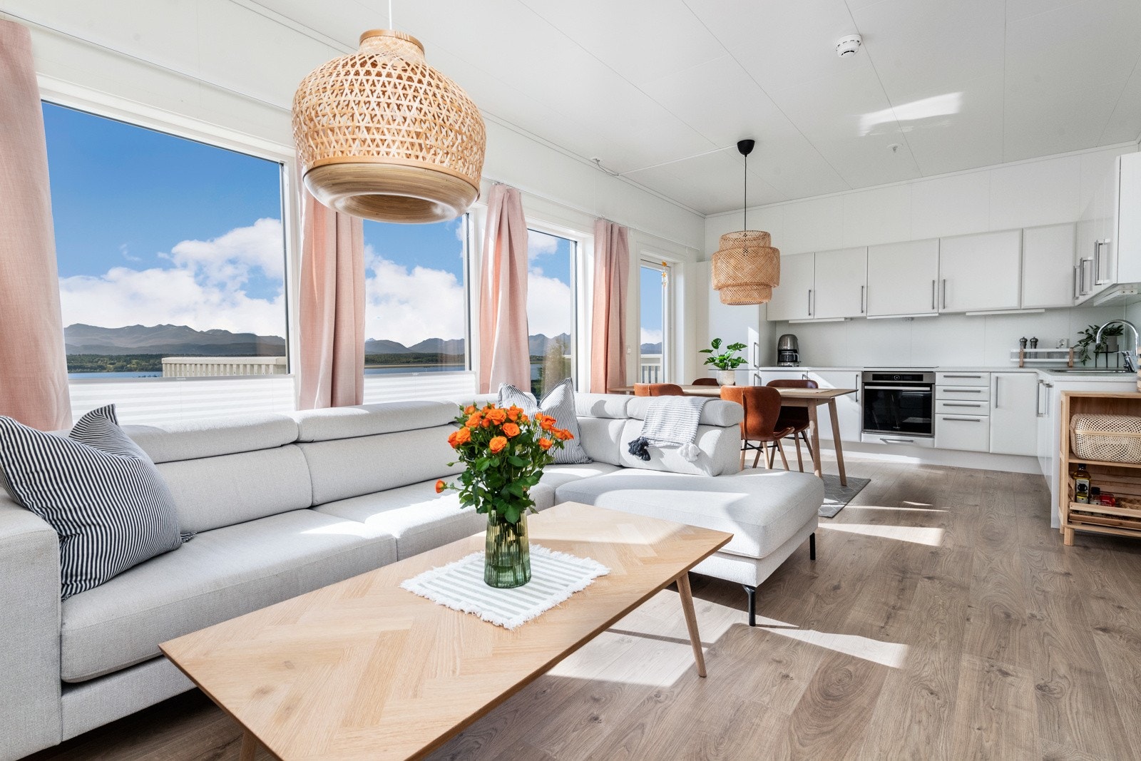 Leiligheten har åpen løsning mellom stue og kjøkken. Galleribilde