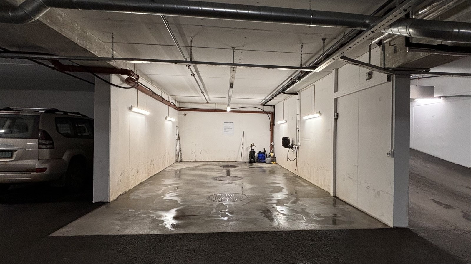 Felles vaskehall i garasjeanlegget som kan benyttes av alle beboere for vasking og rengjøring av bil. Galleribilde