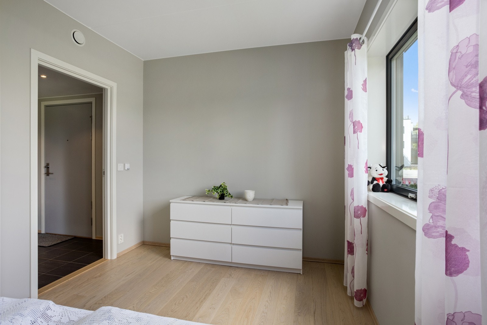 Hovedsoverommet er stort nok til å innrede med både dobbeltseng, nattbord og garderobeskap. Galleribilde