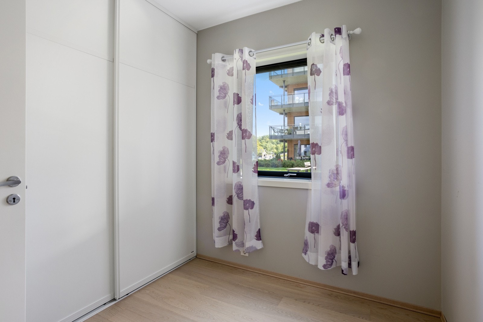 soverom nr. 3 er utstyrt med skyvedørsgarderobe. Galleribilde