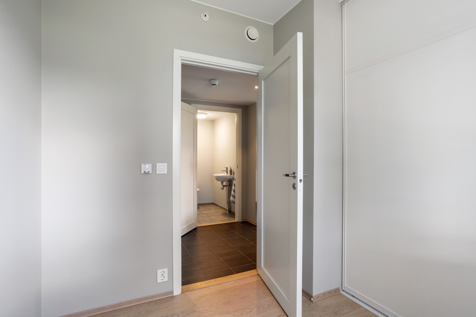 Soverommene er malt i lyse, behagelige farger som skaper en rolig og harmonisk atmosfære. Galleribilde