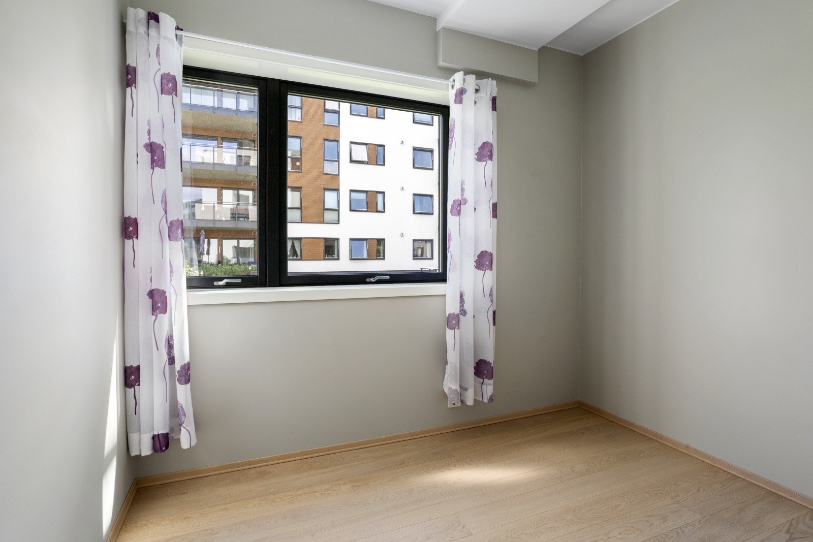 Det er anledning for montering av gode garderobeløsninger på alle de tre soverommene etter eget ønske og behov. Galleribilde