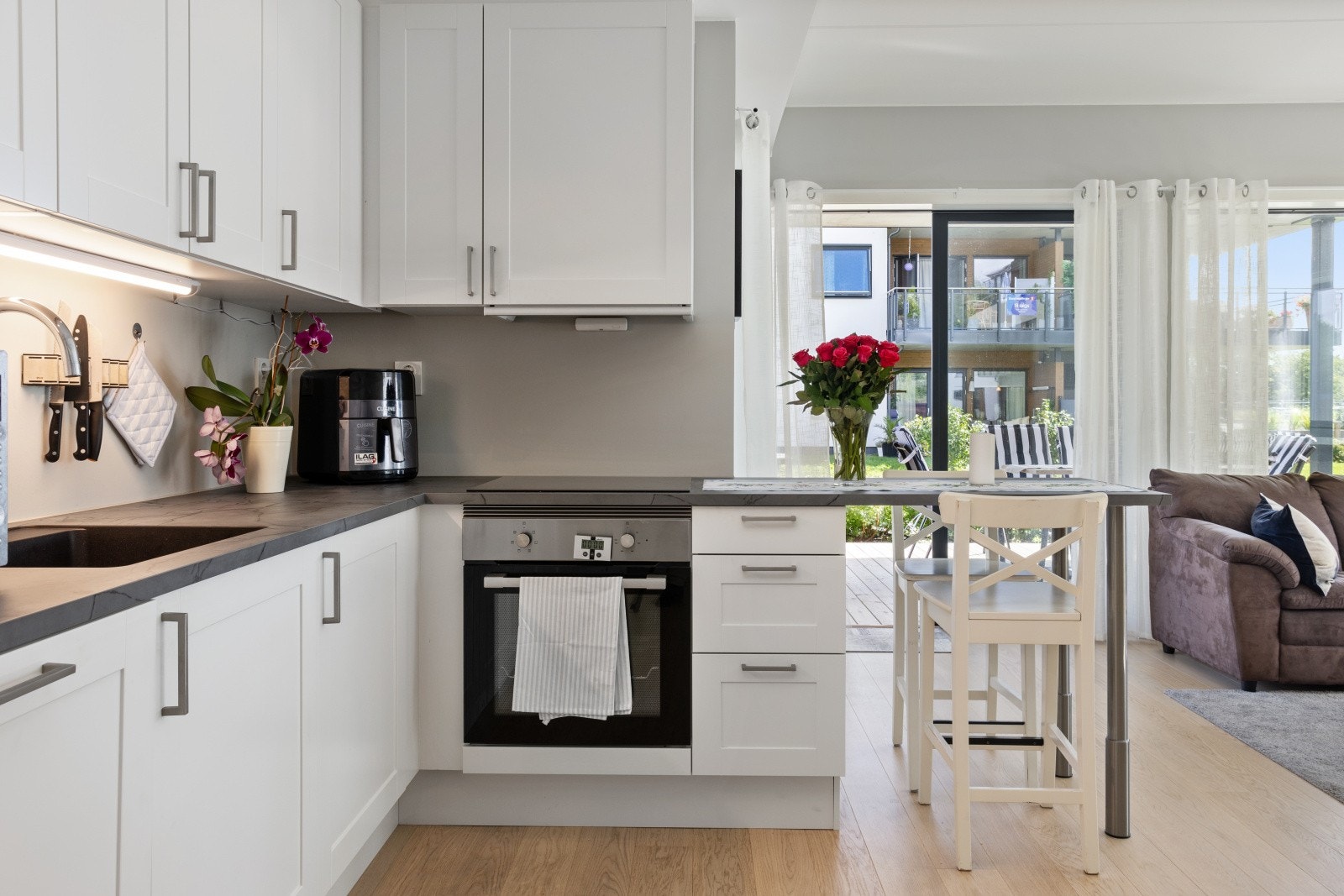 Her finner du integrerte hvitevarer, vannvakt med stengeventil, komfyrvakt og kjøkkenventilator med avtrekk ut. Galleribilde