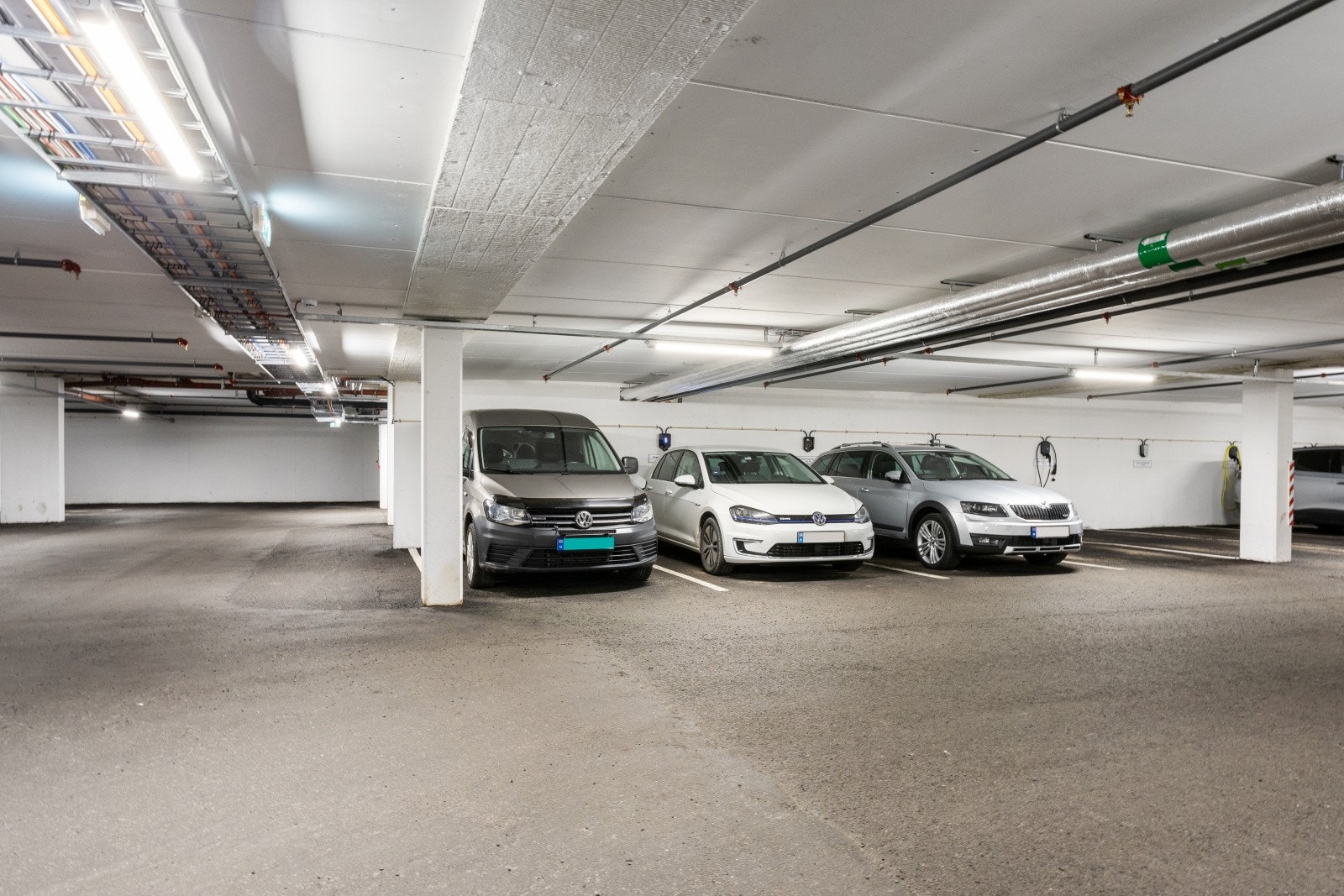 Andelen disponerer en parkeringsplass i garasjen (nr. 48). Galleribilde