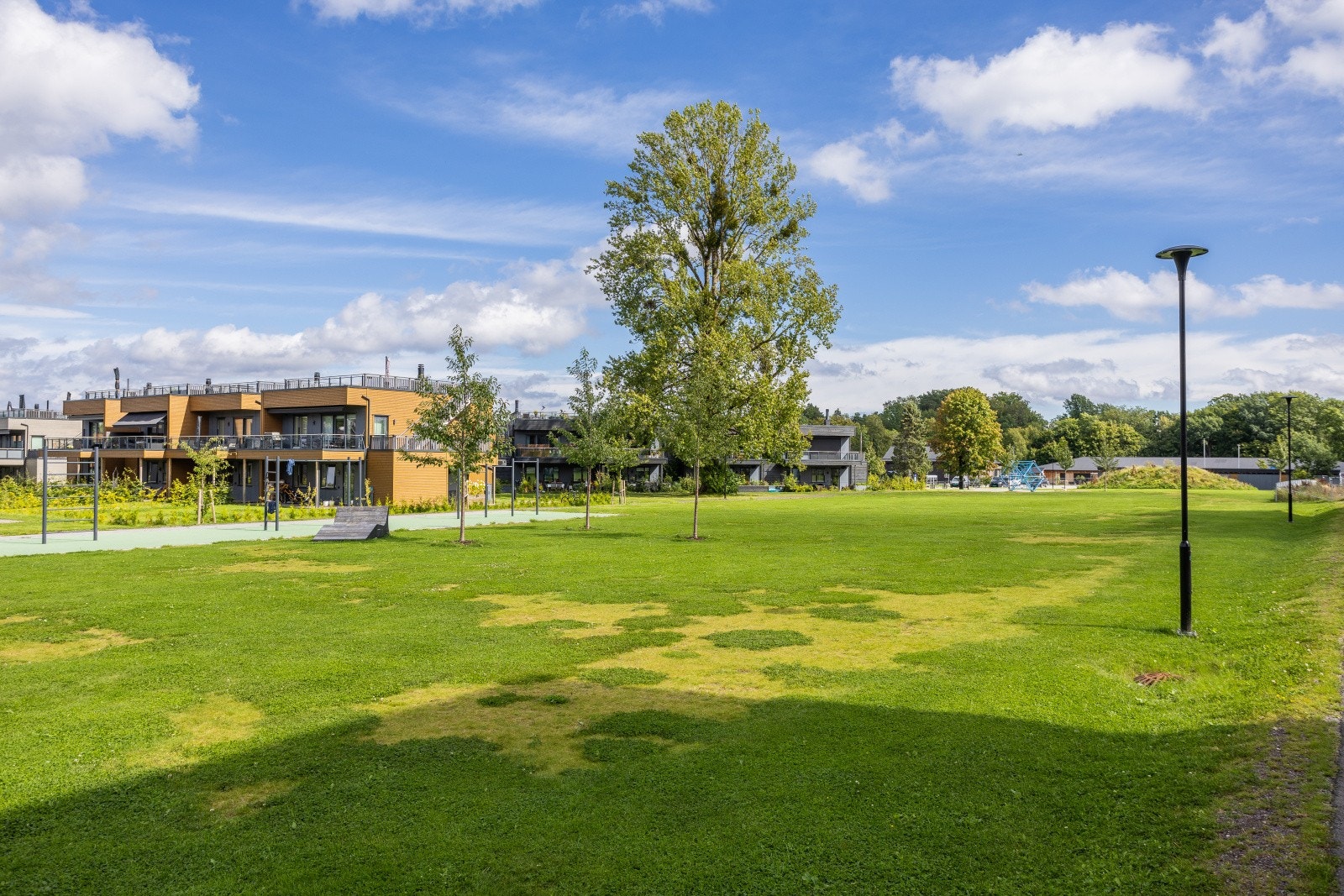 Med frodige omgivelser og rolige gater er Eikelund et trygt og komfortabelt sted å bo for både store og små. Galleribilde