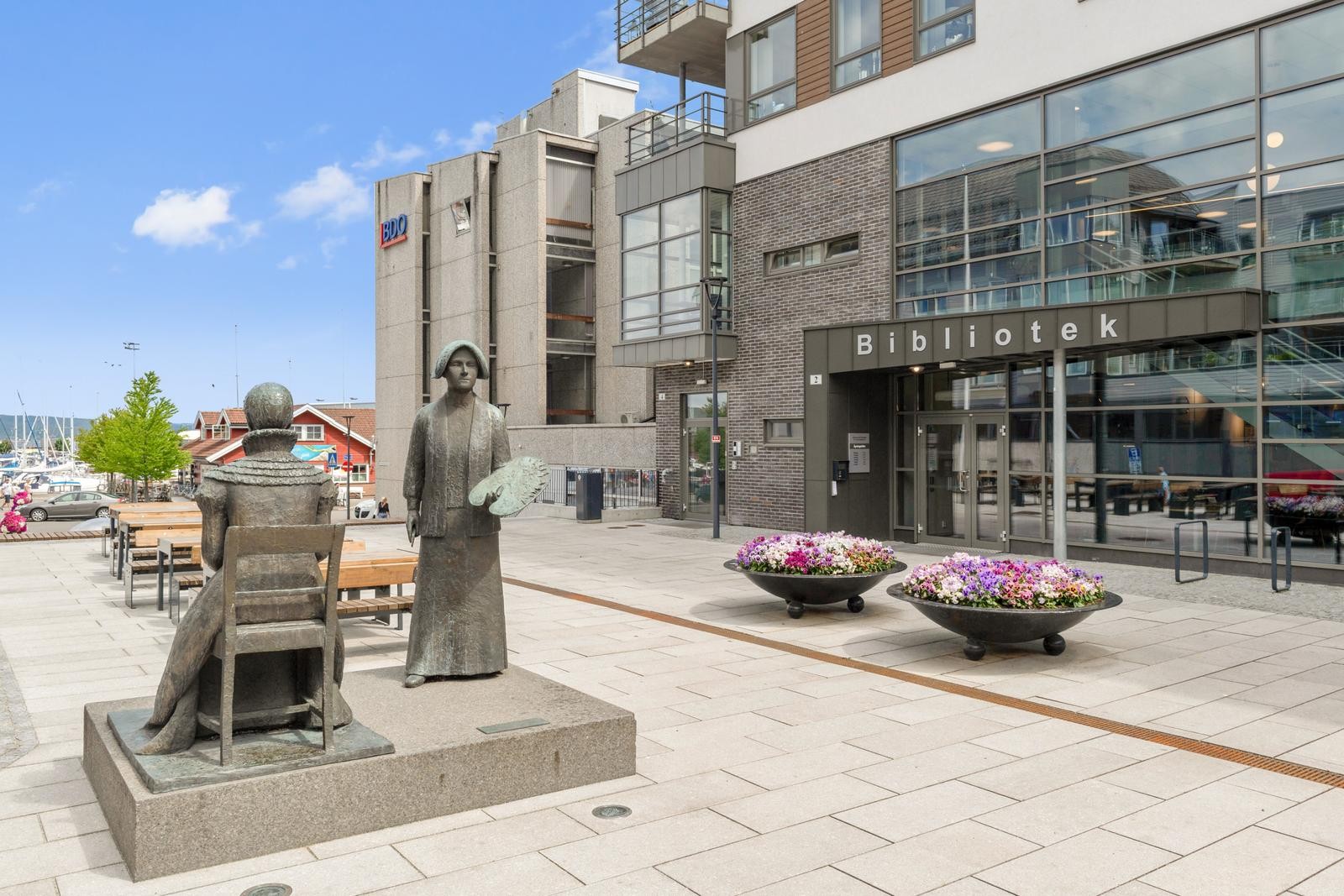 Biblioteket ligger midt i Holmestrand sentrum og tilbyr et variert utvalg arrangementer. Galleribilde