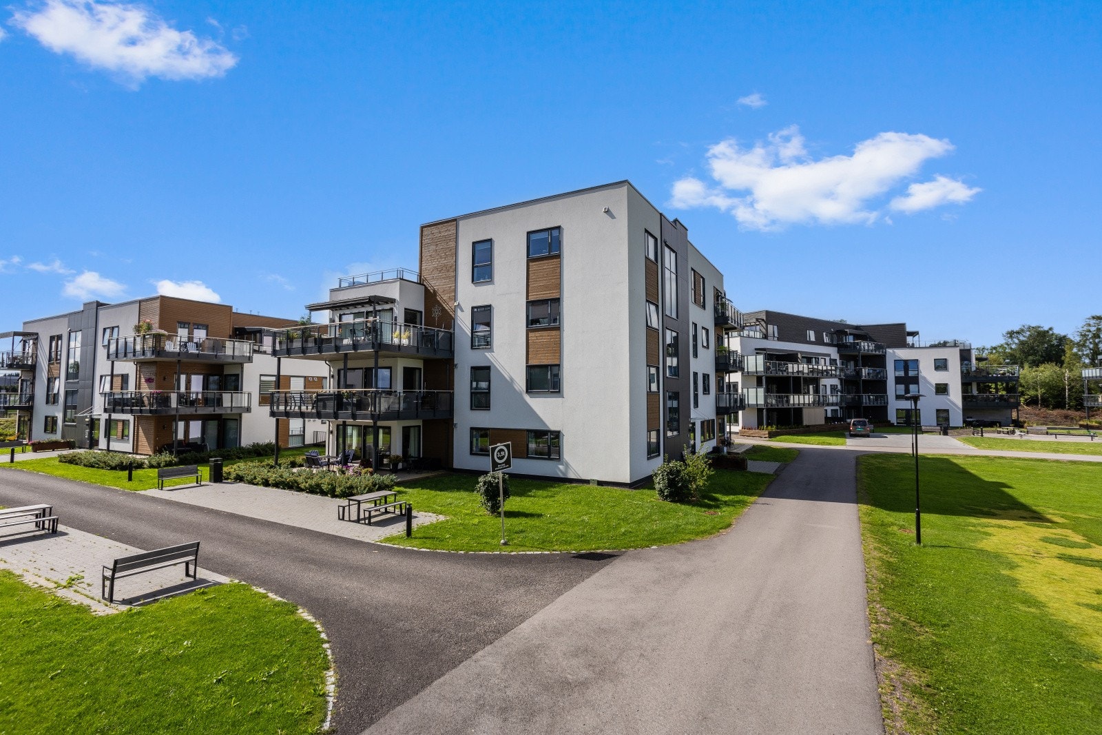 Eikelund i Holmestrand er et nyere, barnevennlig boligområde som har blitt svært populært for sin kombinasjon av moderne fasiliteter og vakker natur. Galleribilde