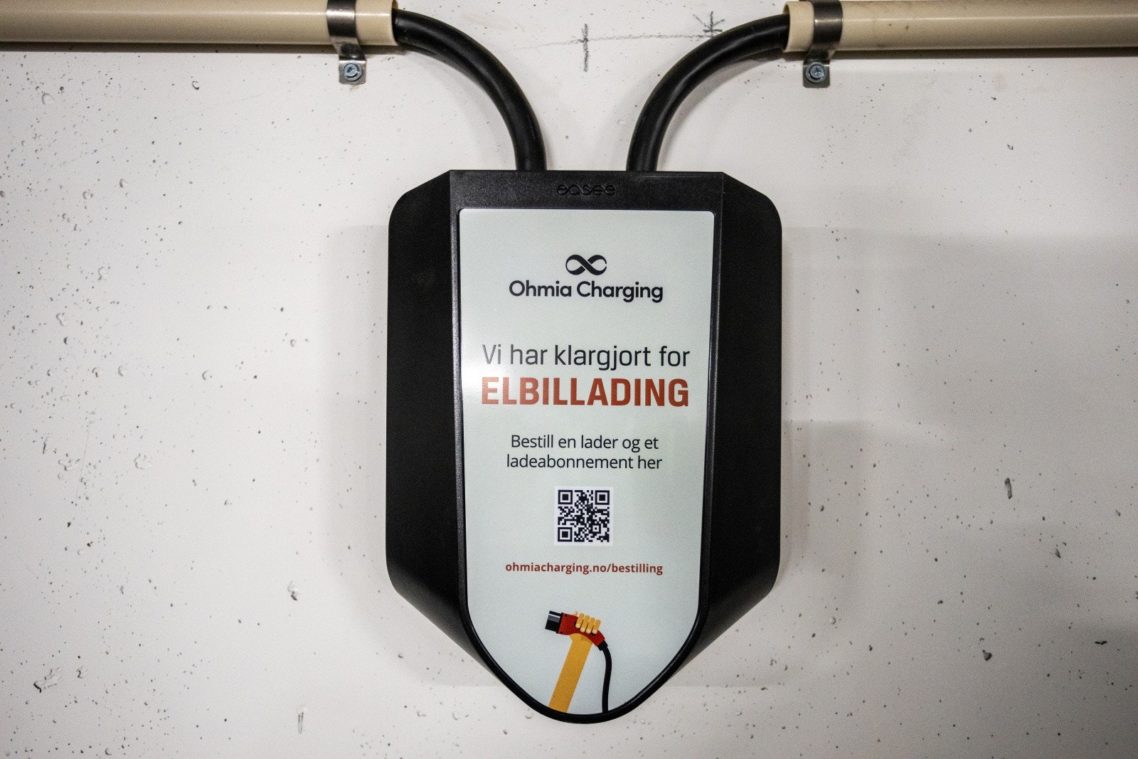 Parkeringsplassen har blitt klargjort for el-billader. For bestilling av ladeabonnement må dette gjøres i henholdt til egen avtale. Galleribilde