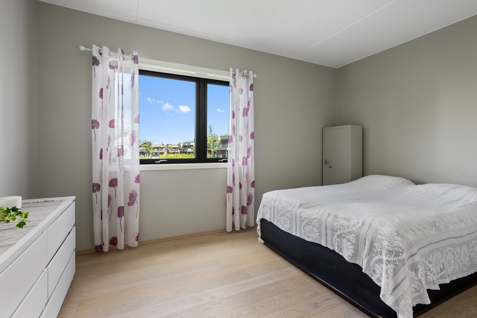 Leiligheten har tre pene og romslige soverom, alle tilgjengelige fra entréen. Galleribilde