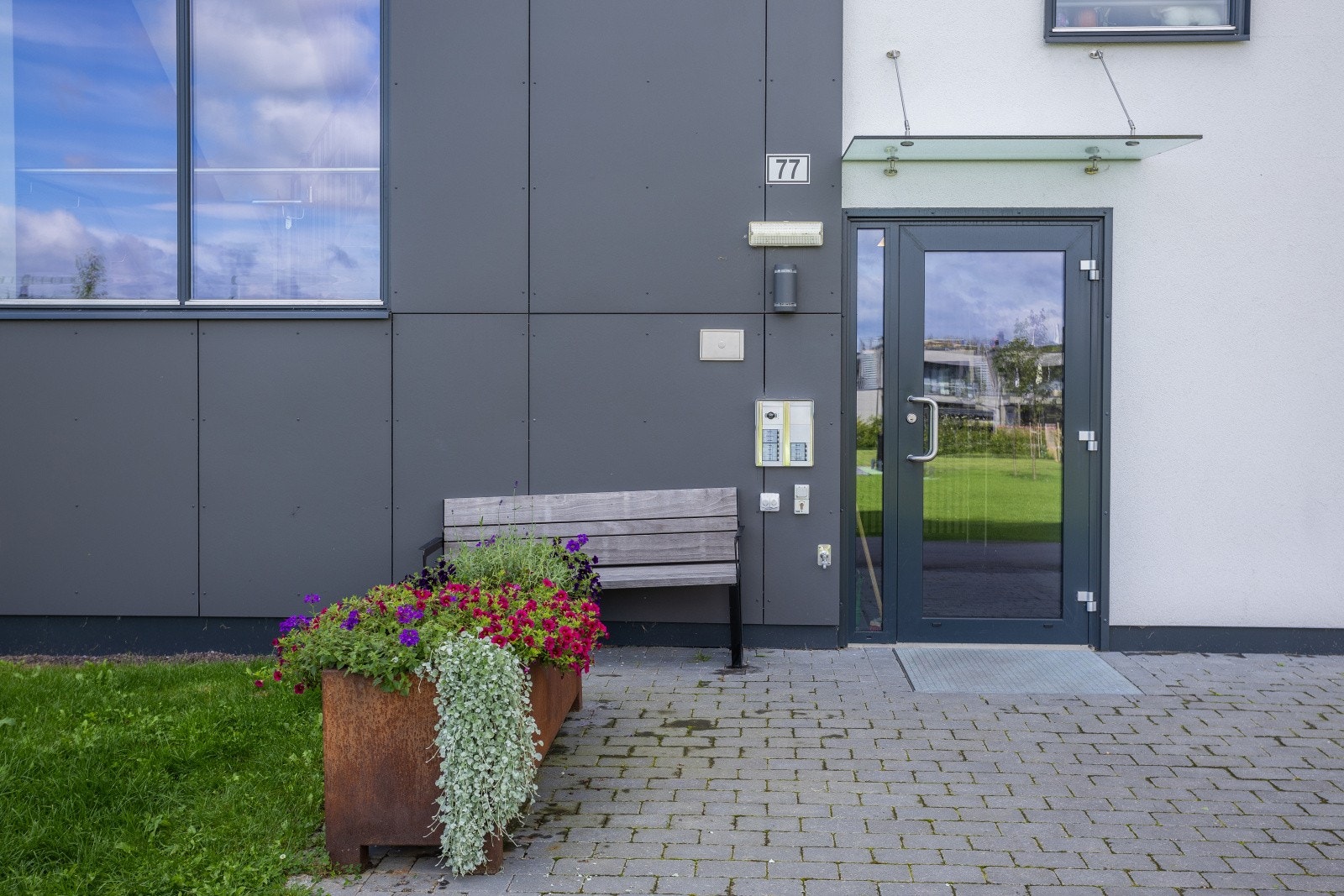 Borettslaget har et felles inngangsparti, som er praktisk tilrettelagt med både heis og trappegang med enkel tilgang til garasjeanlegget. Galleribilde